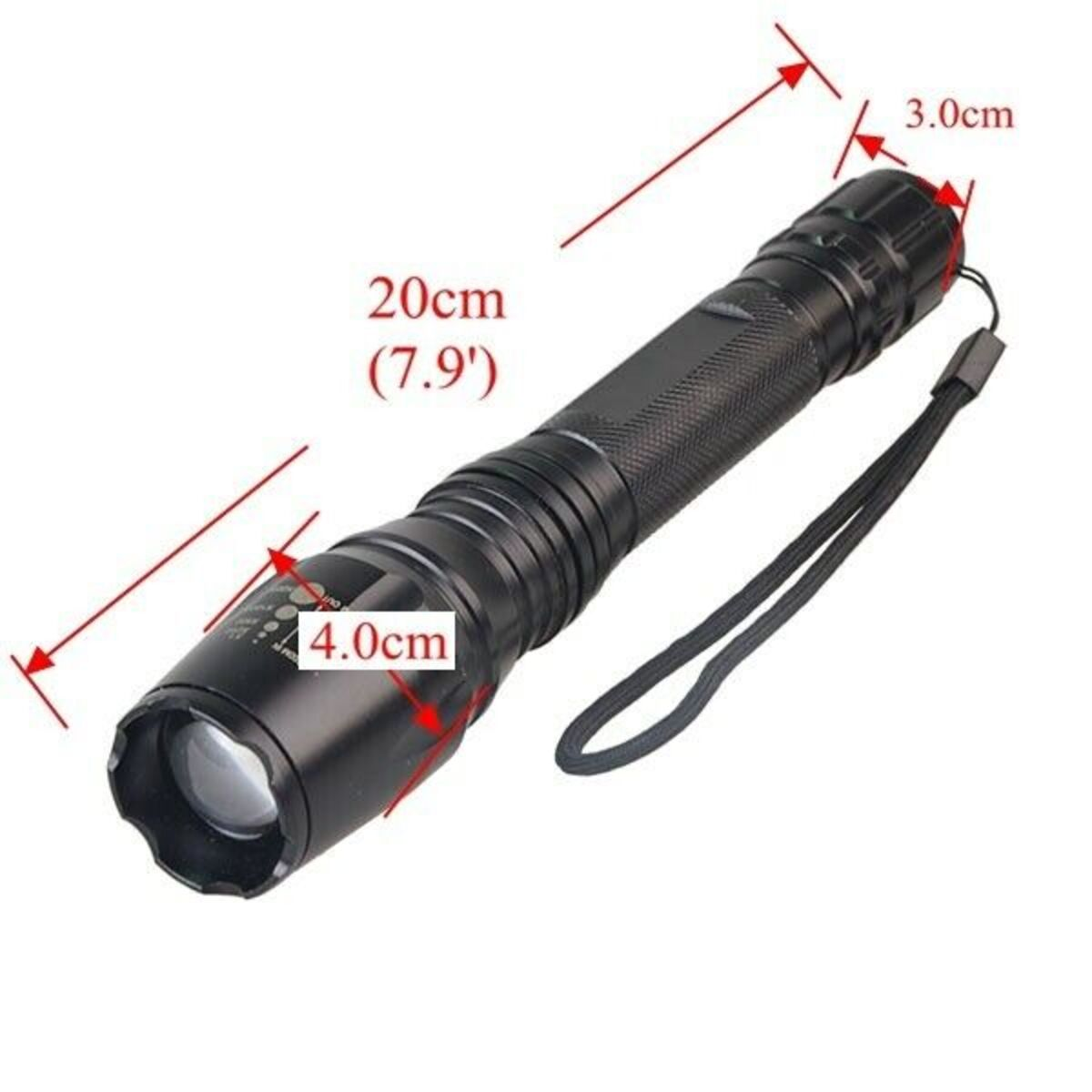 Eine schwarze Taschenlampe mit Abmessungen in Zentimetern. Sie hat einen Riemen und liegt auf einer weißen Oberfläche.