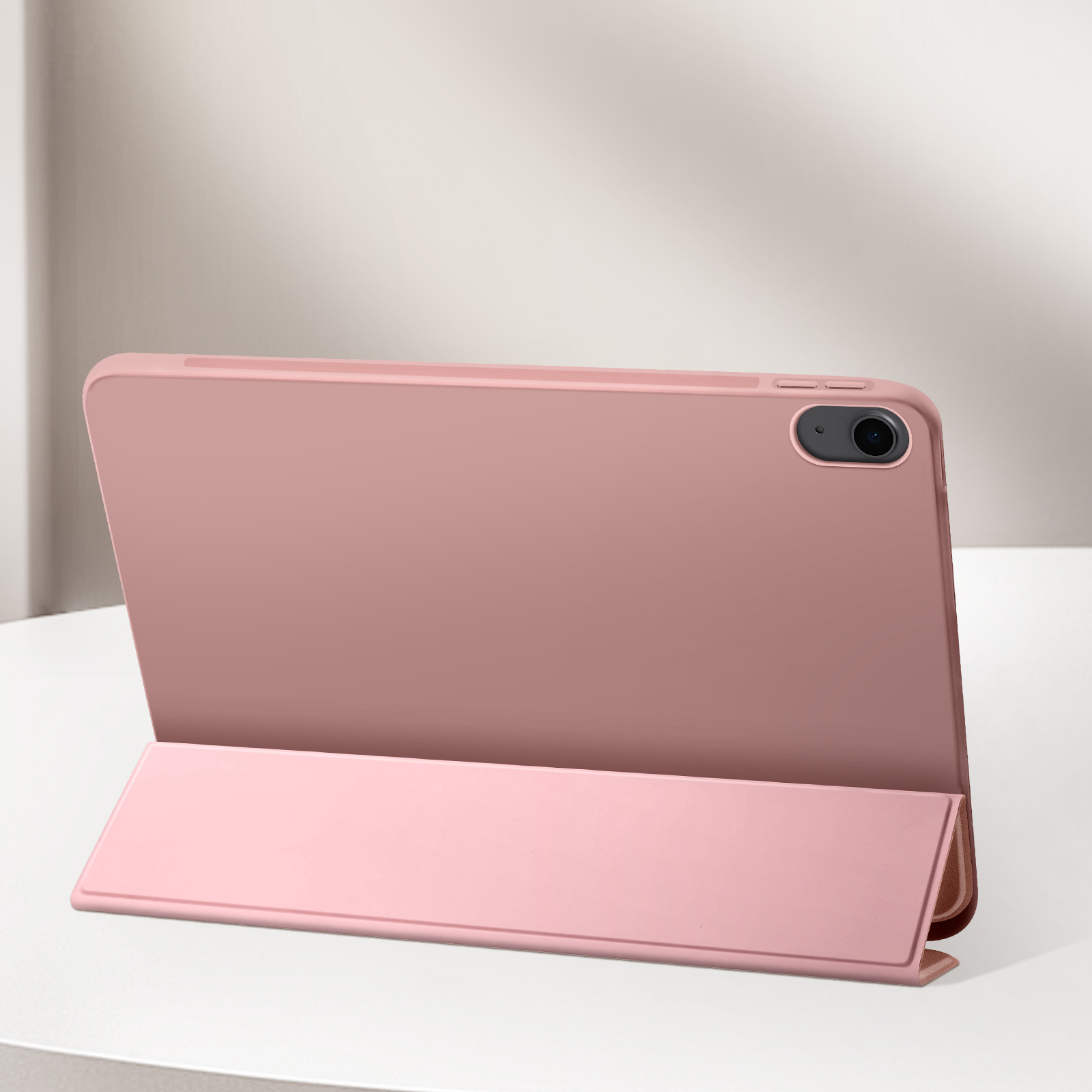 Un tablet color rosa in una custodia abbinata, in piedi. La custodia è piegata per sostenere il tablet.