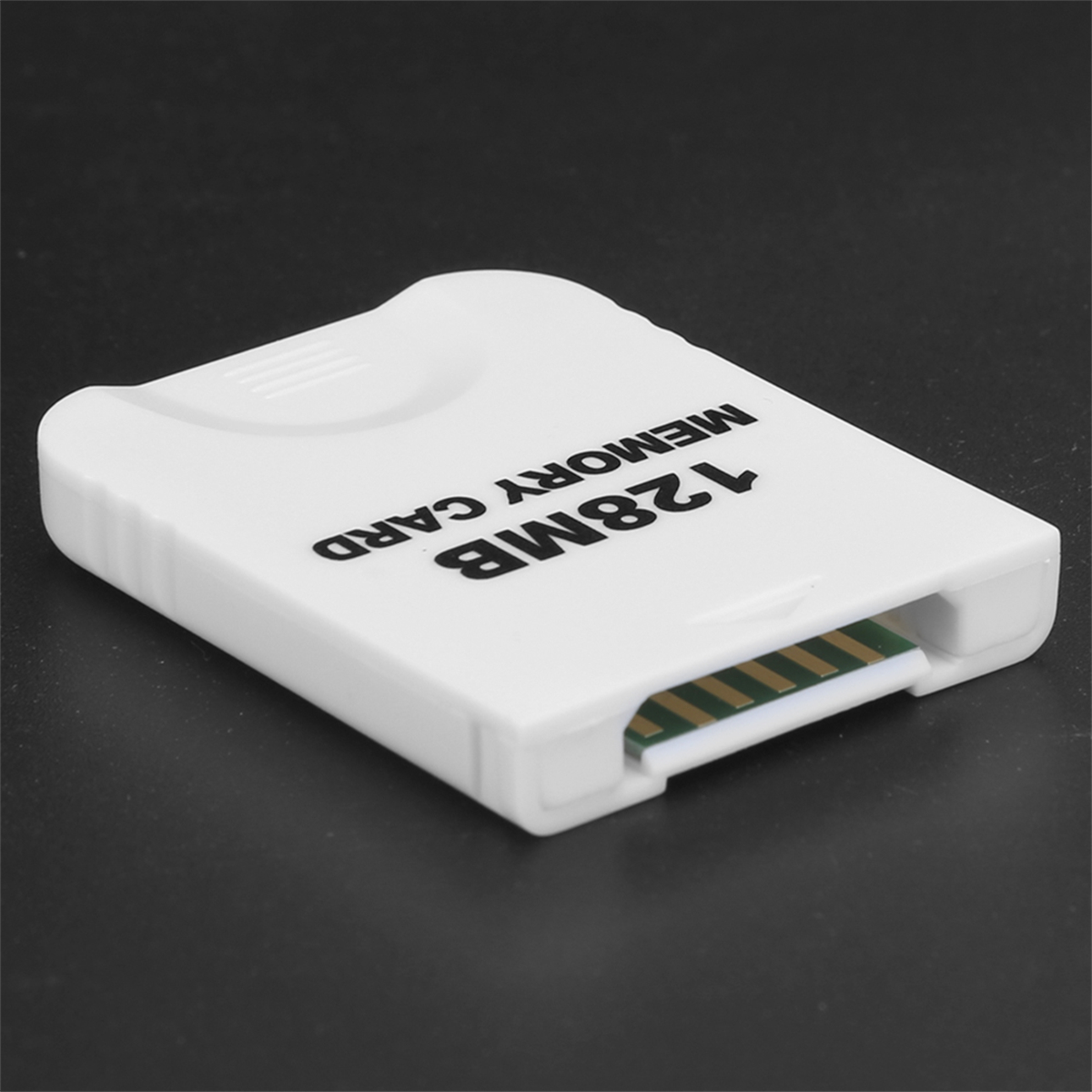Weiße 128MB Speicherkarte auf schwarzem Untergrund. Text auf der Karte: 128MB MEMORY CARD.