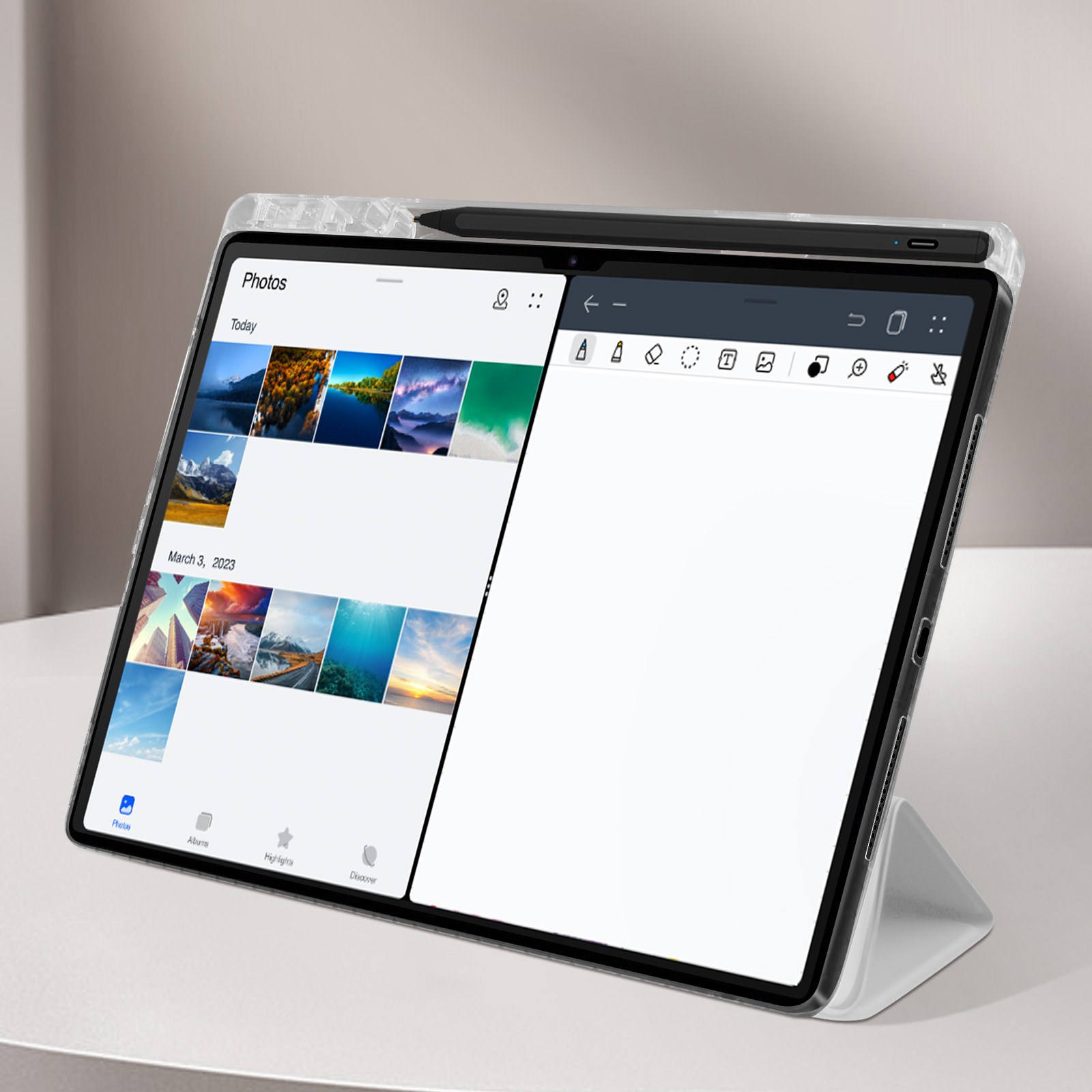 Tablet con interfaccia che mostra foto e note, con uno stilo collegato.