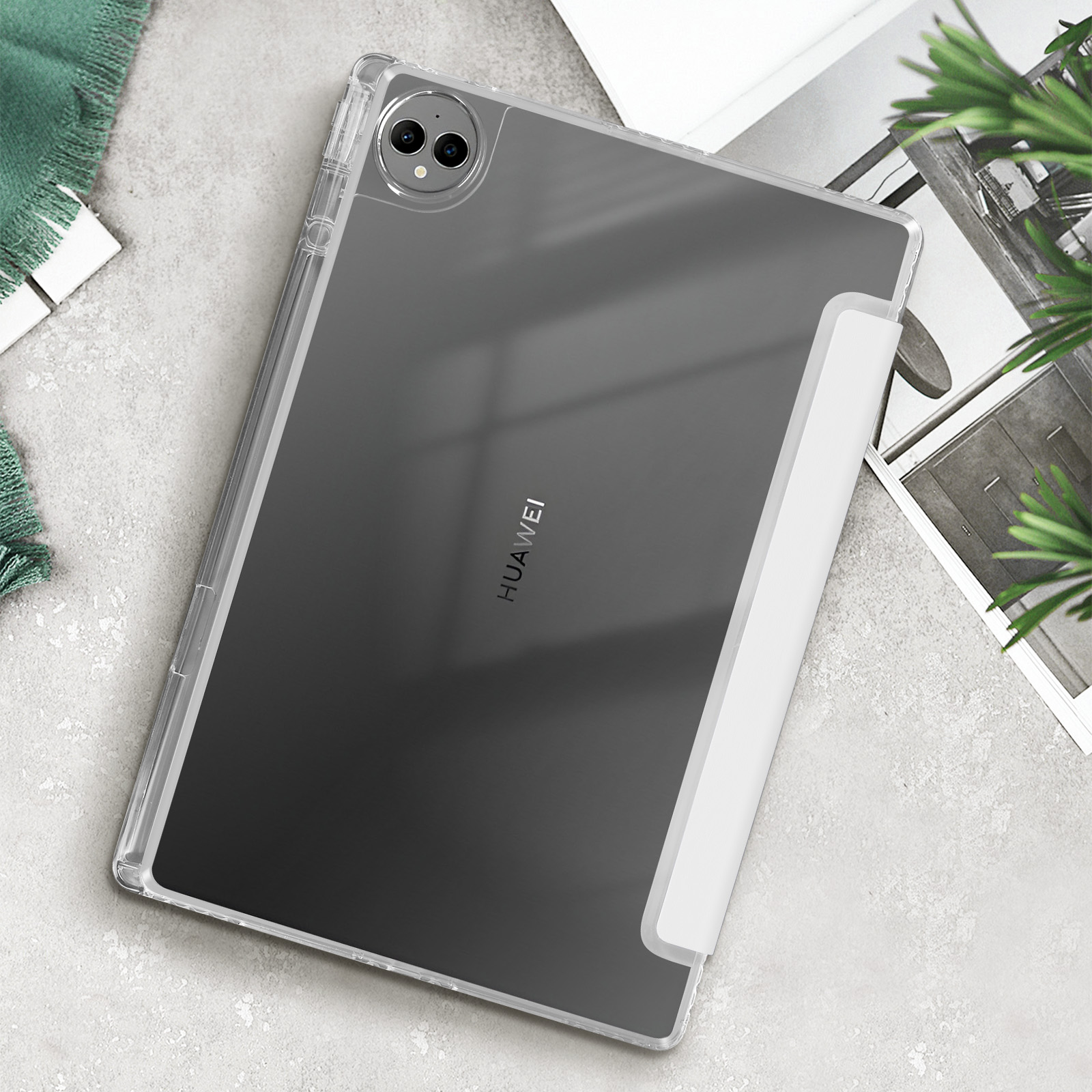 Tablet in custodia trasparente. La custodia è trasparente con una cover bianca e una configurazione a doppia fotocamera.
