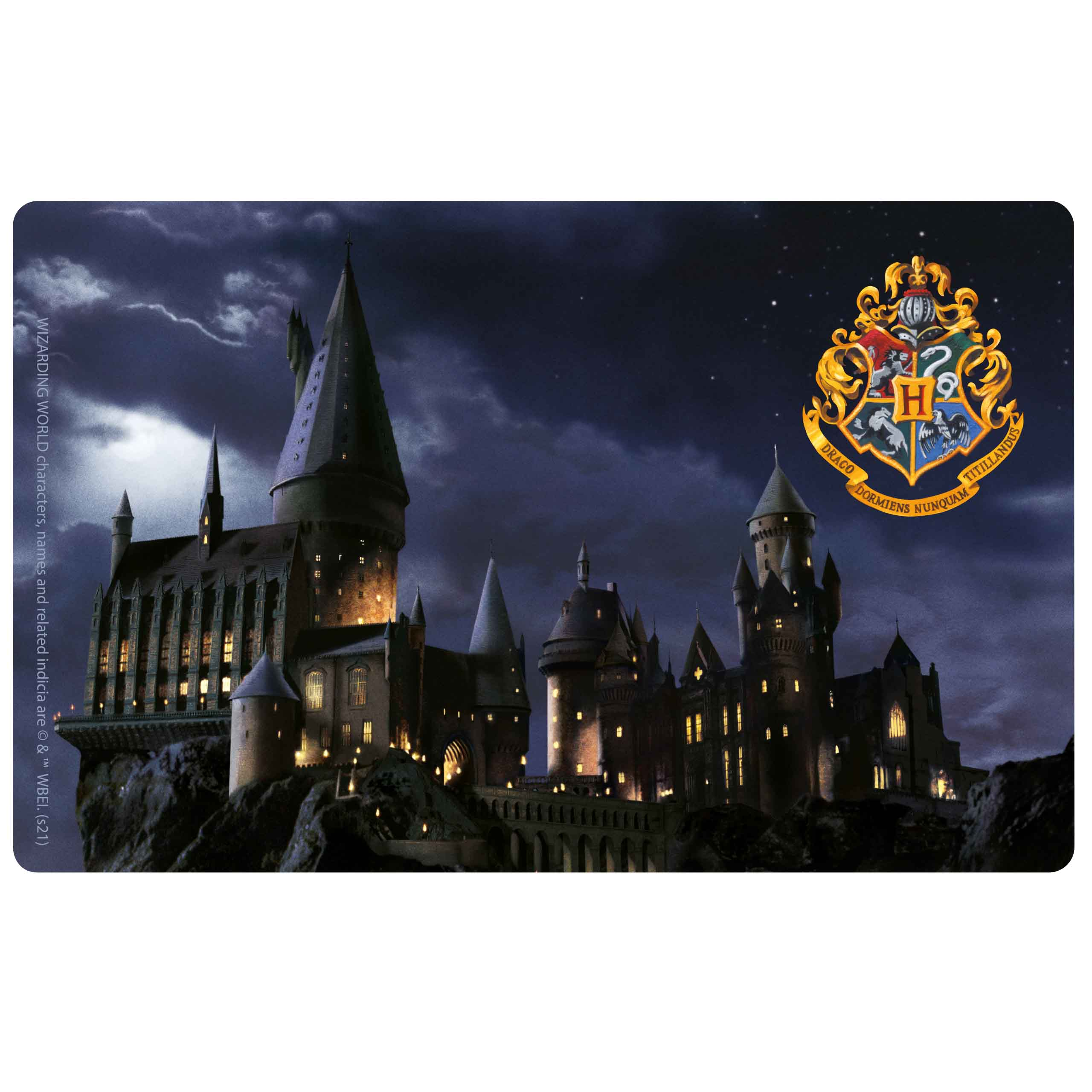 Eine Matte mit der Hogwarts-Burg bei Nacht. Das Hogwarts-Wappen mit dem Motto befindet sich oben rechts.