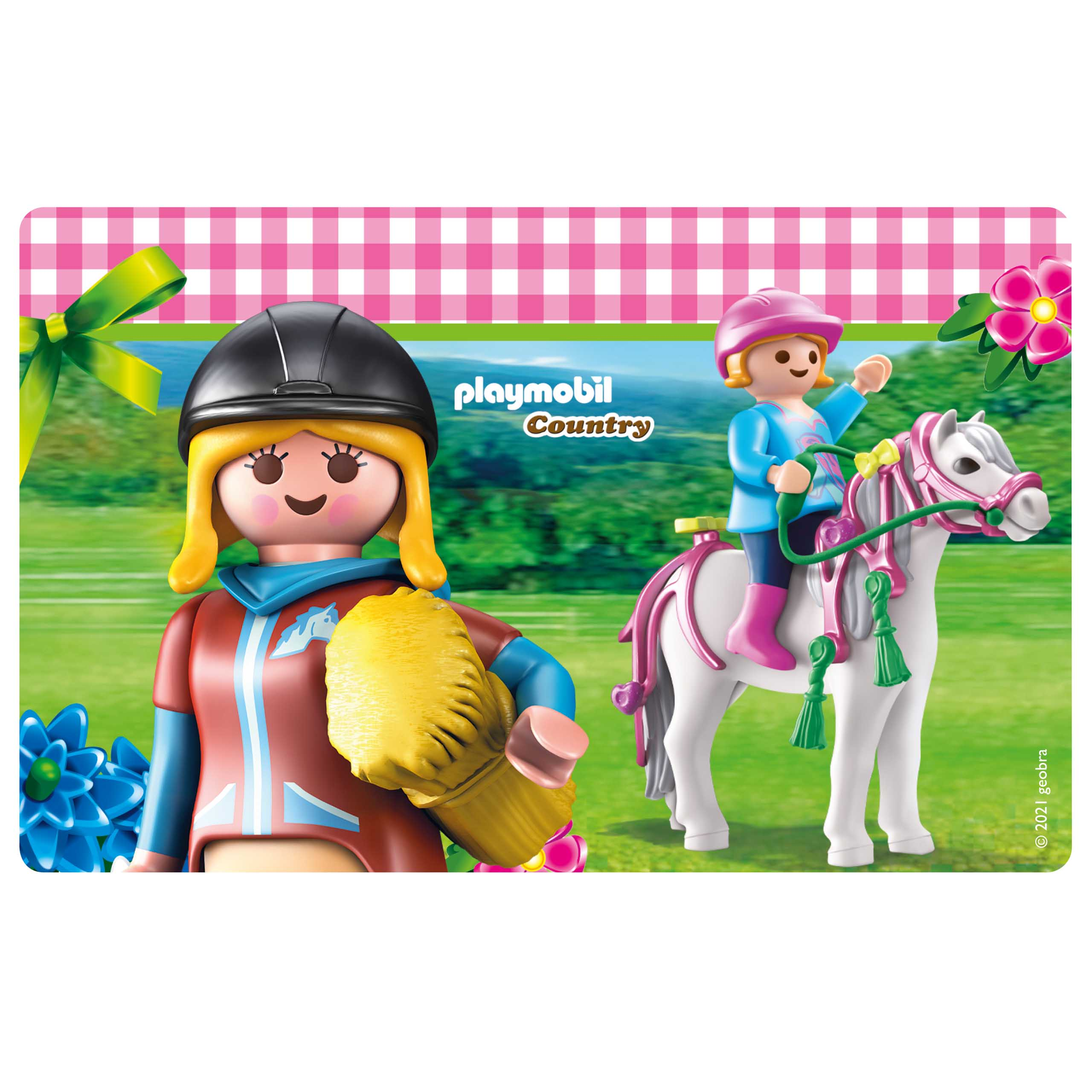 Playmobil-Szene mit zwei Reitern auf Pferden und einer mit Bürste und pinkem Vichy-Hintergrund.