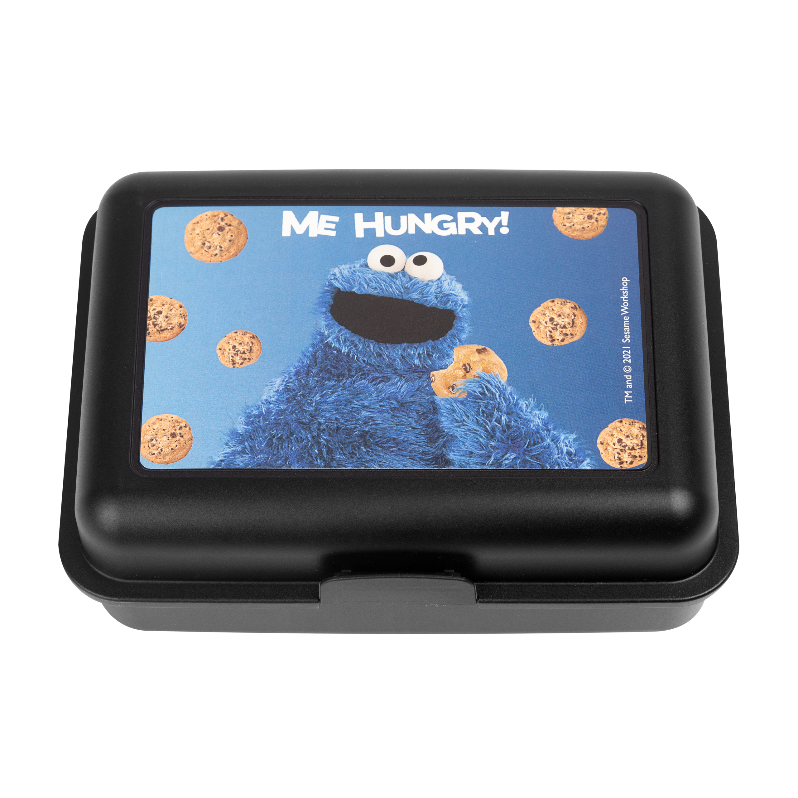 Schwarze Brotdose mit Krümelmonster-Grafik, umgeben von Keksen, vor blauem Hintergrund.