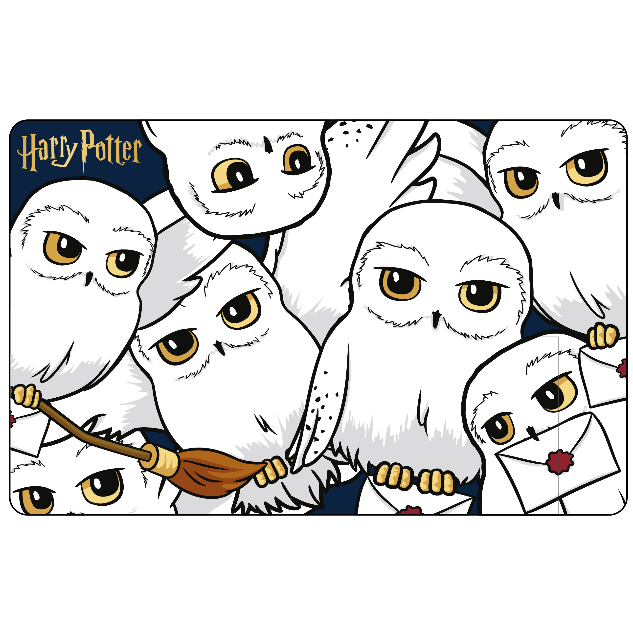 Ein Mousepad mit Harry Potter-Motiv. Es zeigt mehrere Cartoon-Eulen mit Briefen und einem Besen.