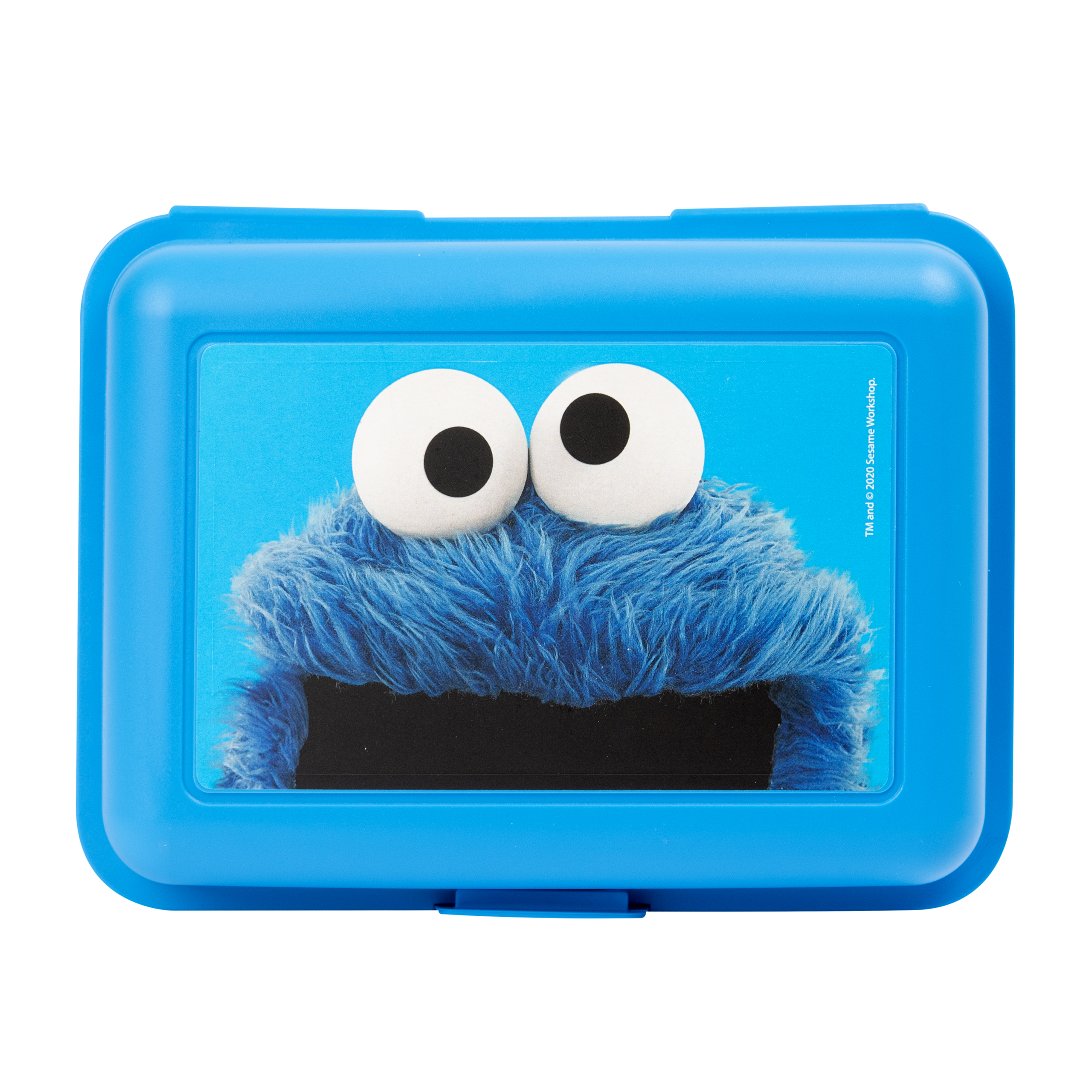 Blaue Brotdose mit Krümelmonster darauf. Deckel ist geschlossen. Weißer Hintergrund.