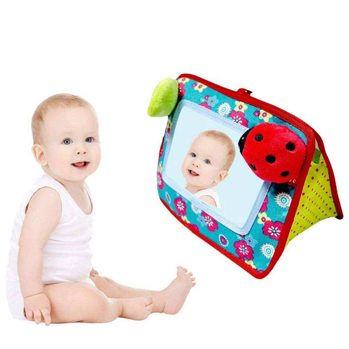 Baby betrachtet ein Spiegelspielzeug. Der Spiegel hat ein Baby-Reflex und einen roten Marienkäfer.