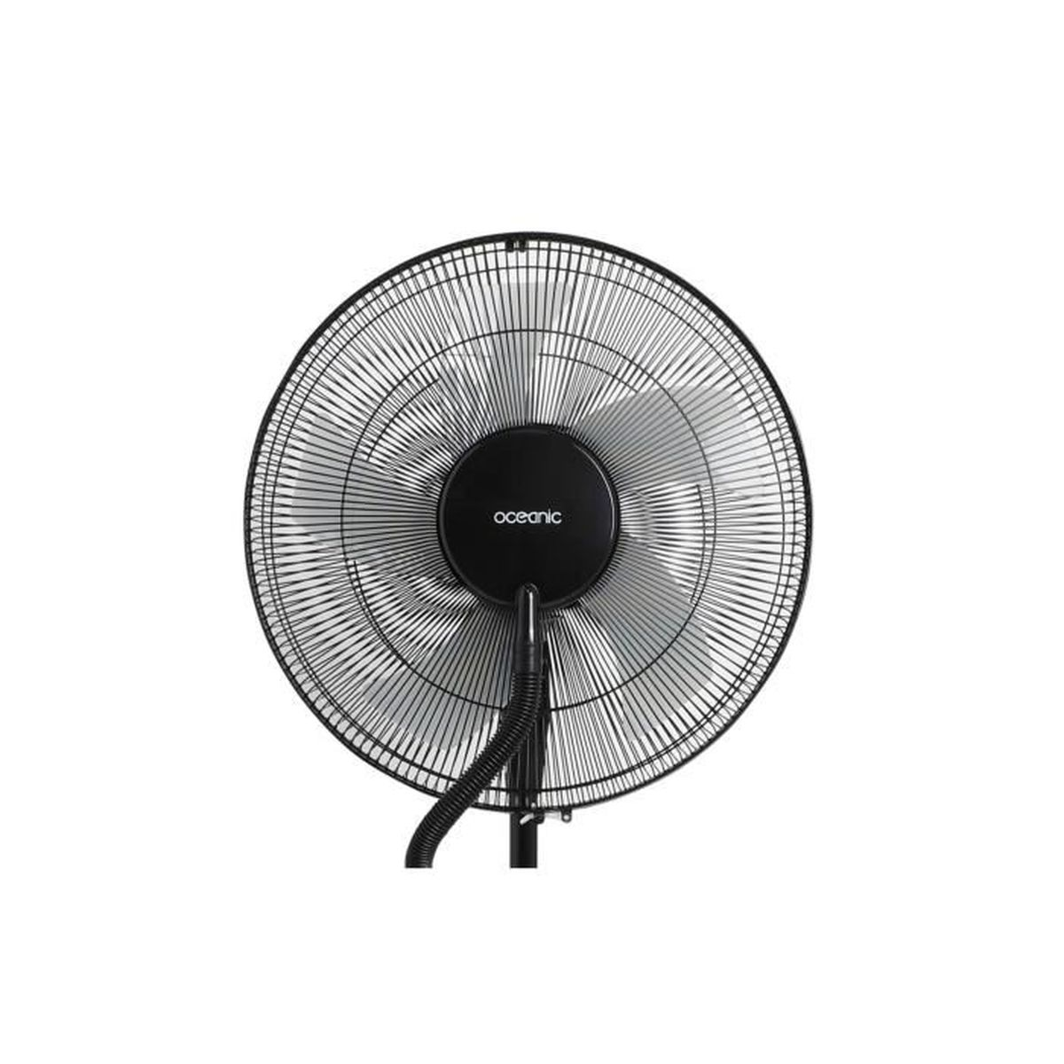 Schwarzer Standventilator. Weißer Hintergrund.