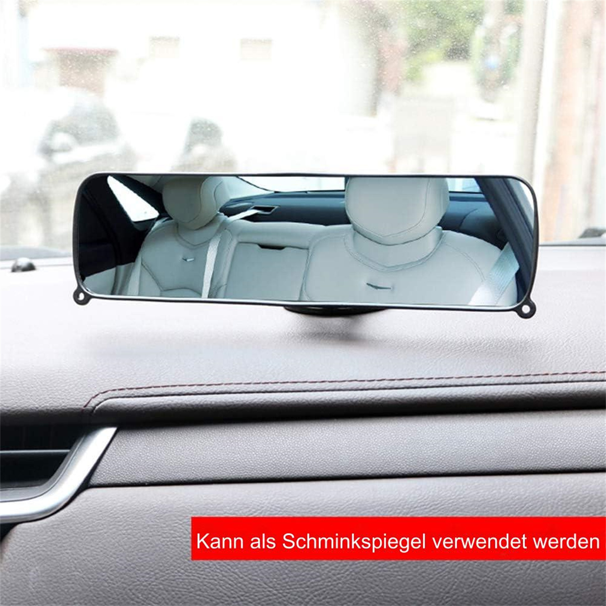 Rückspiegel im Auto, zeigt Sitze. Text: Kann als Schminkspiegel verwendet werden.
