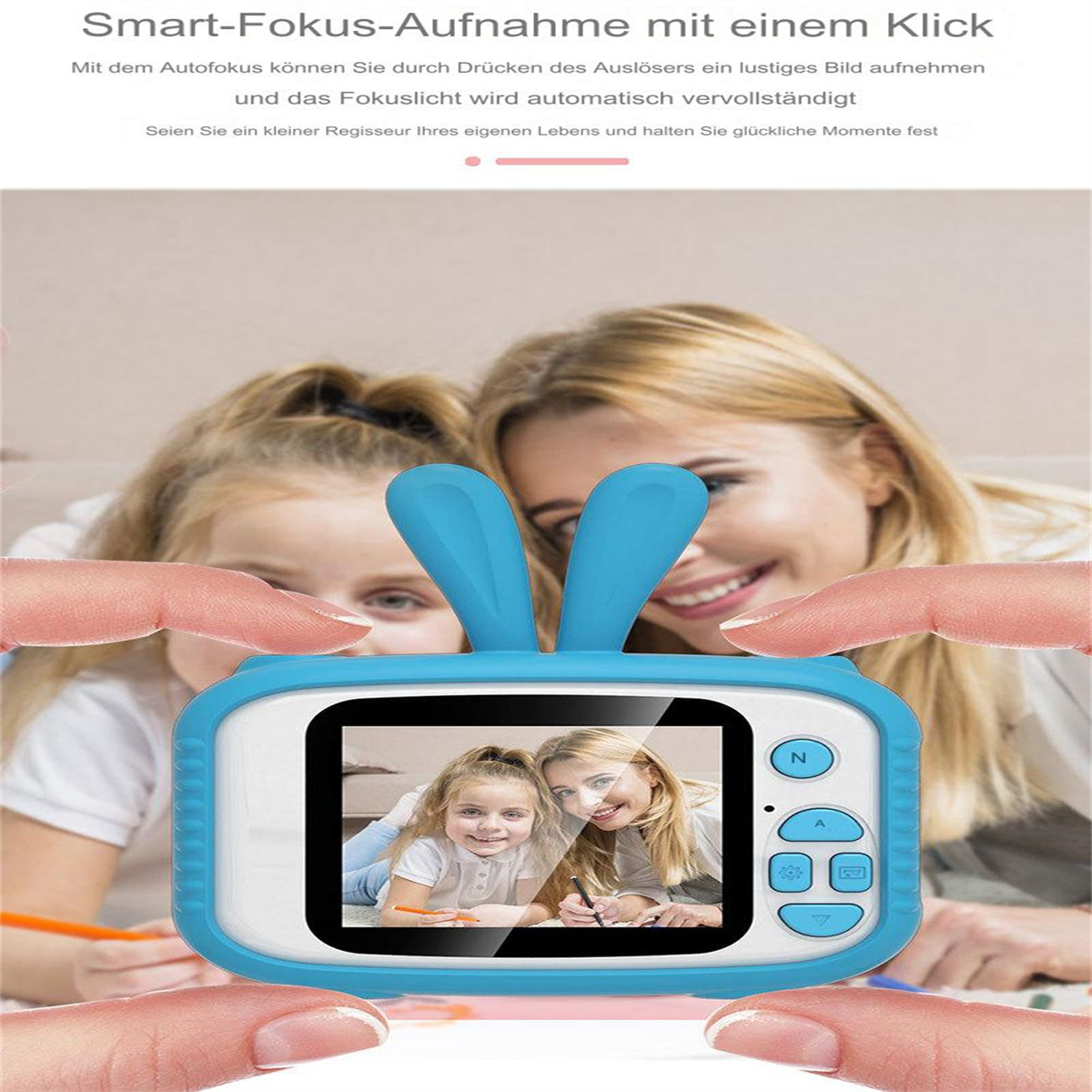 Zwei Mädchen, eine Kamera mit Hasenohren und zwei Hände, die die Kamera halten. Lächeln.