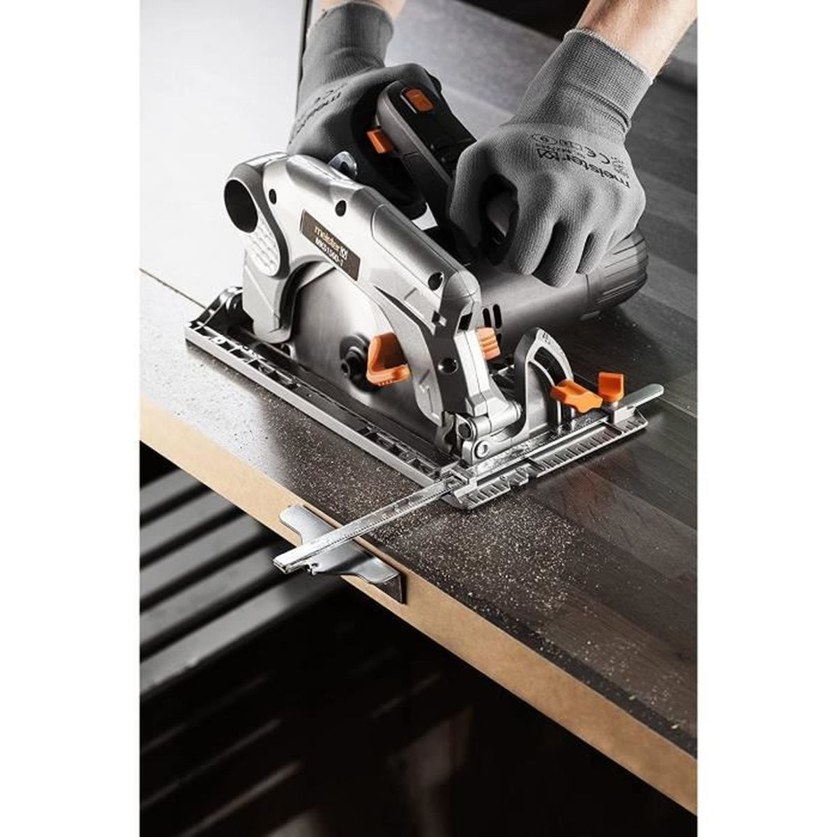 Eine Person benutzt eine Kreissäge, um Holz zu schneiden. Die Säge ist silber und orange.