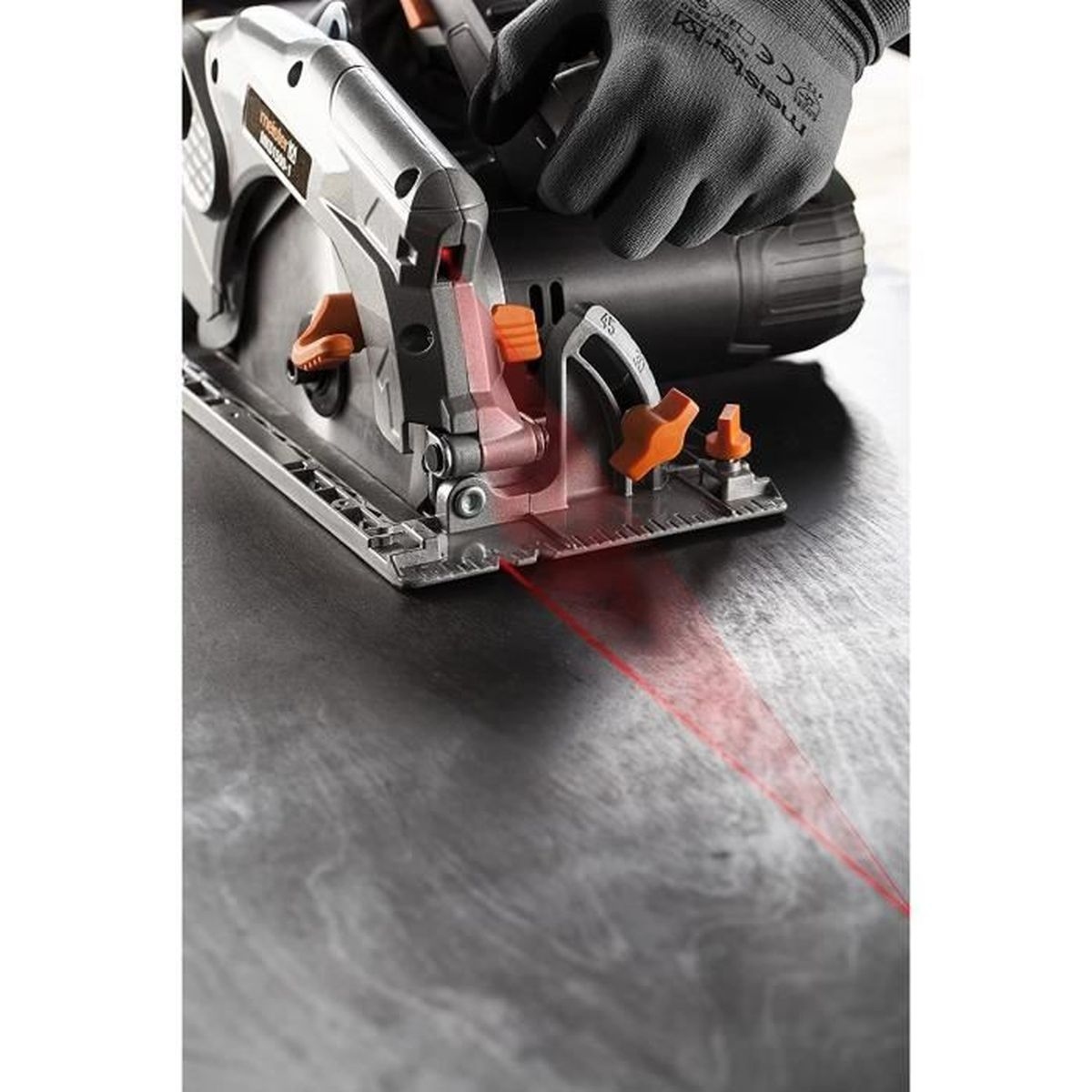 Eine Kreissäge schneidet eine Metalloberfläche. Ein roter Laserstrahl führt den Schnitt.