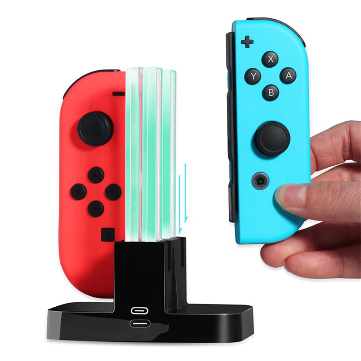 Rote und blaue Spielcontroller und eine Ladestation. Blauer Controller wird eingesetzt.