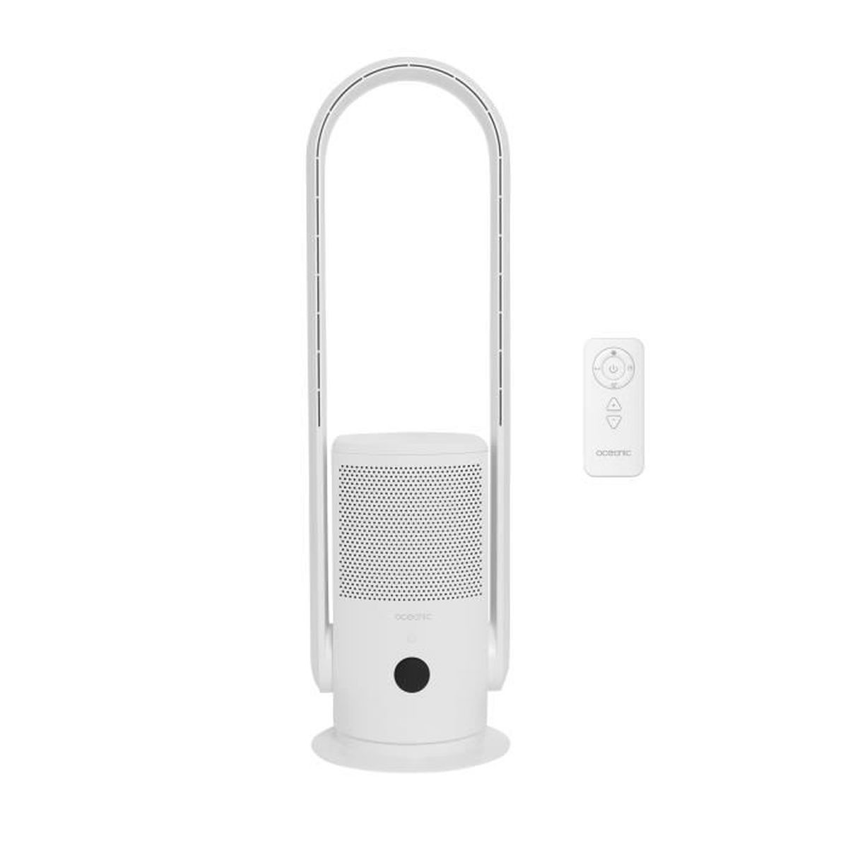 Un ventilatore a torre bianco con telecomando su sfondo bianco. Il ventilatore ha una base rotonda, un corpo centrale e una parte superiore curva.