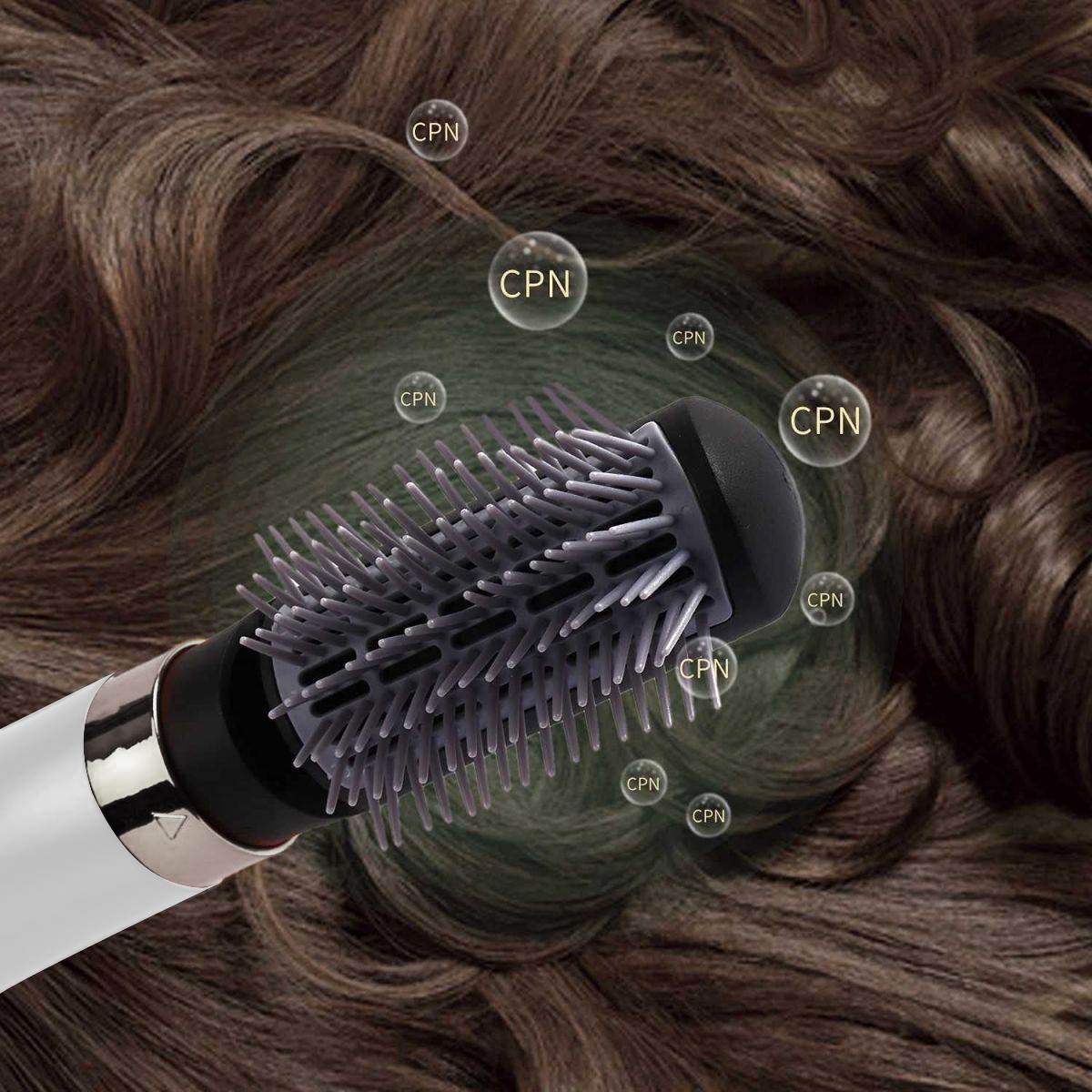 Eine graue Haarbürste mit mehreren Borsten. Der Hintergrund zeigt braunes Haar mit CPN-Blasen.