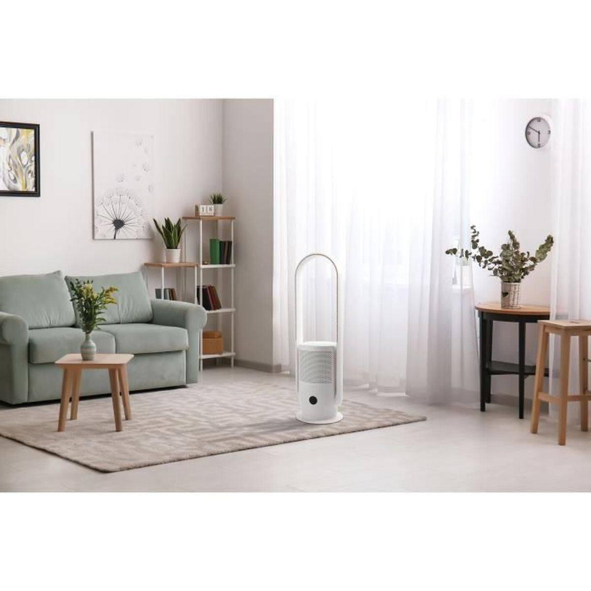 Un soggiorno con divano verde chiaro, tavolo con fiori, purificatore d'aria bianco, tappeto e libreria.