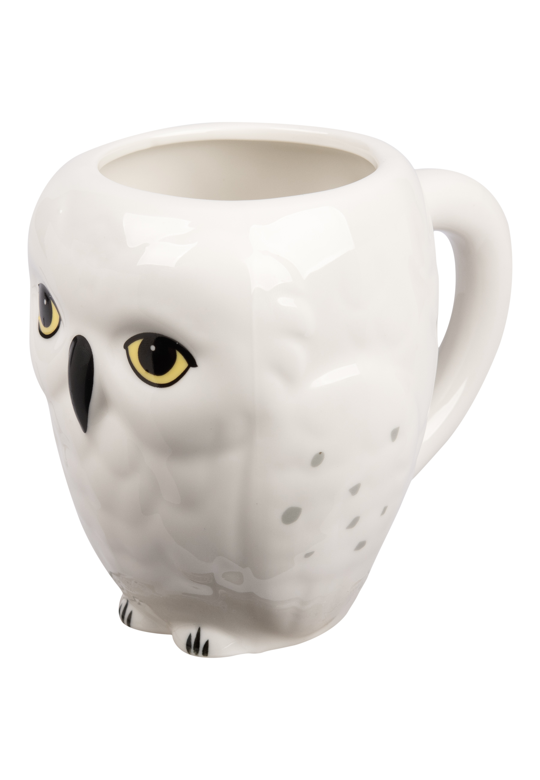 Weißer Eulen-förmiger Becher. Gelbe Augen, schwarzer Schnabel und graue Punkte. Weißer Hintergrund.