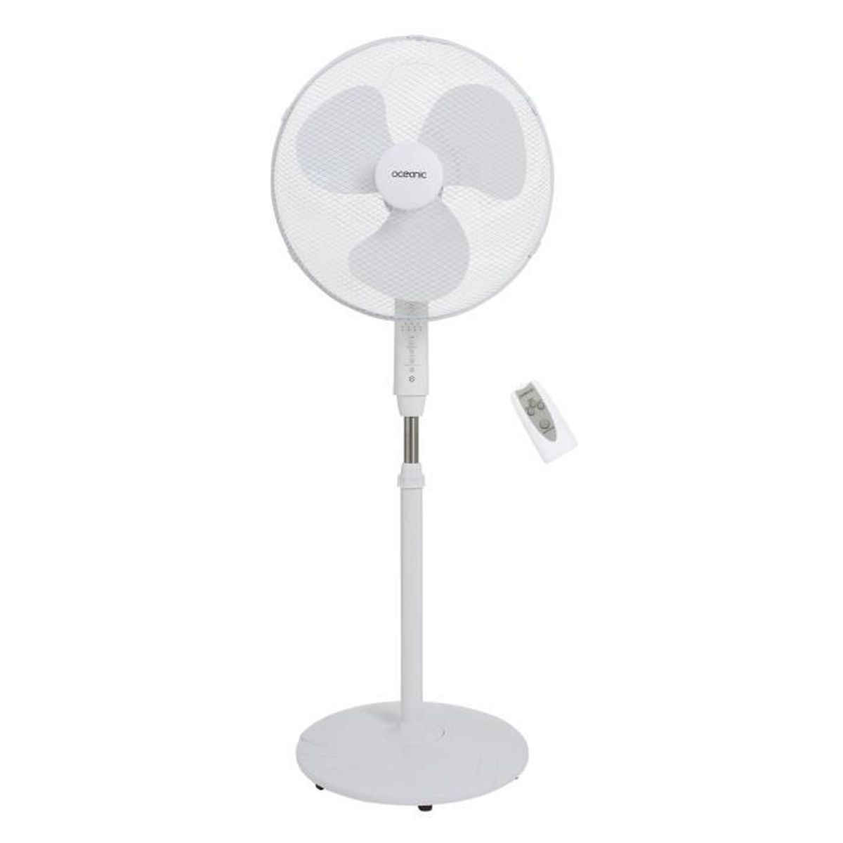 Un ventilatore da terra bianco con telecomando su sfondo bianco.