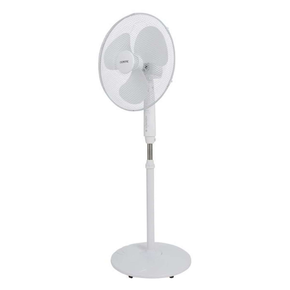 Un ventilatore da terra bianco con base rotonda e griglia protettiva.