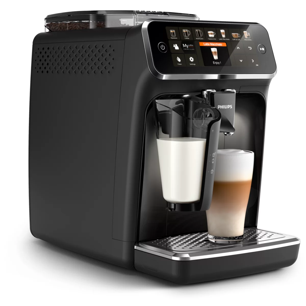 Ekranlı siyah Philips kahve makinesi, latte macchiato yapıyor. Solda bir bardak süt var.