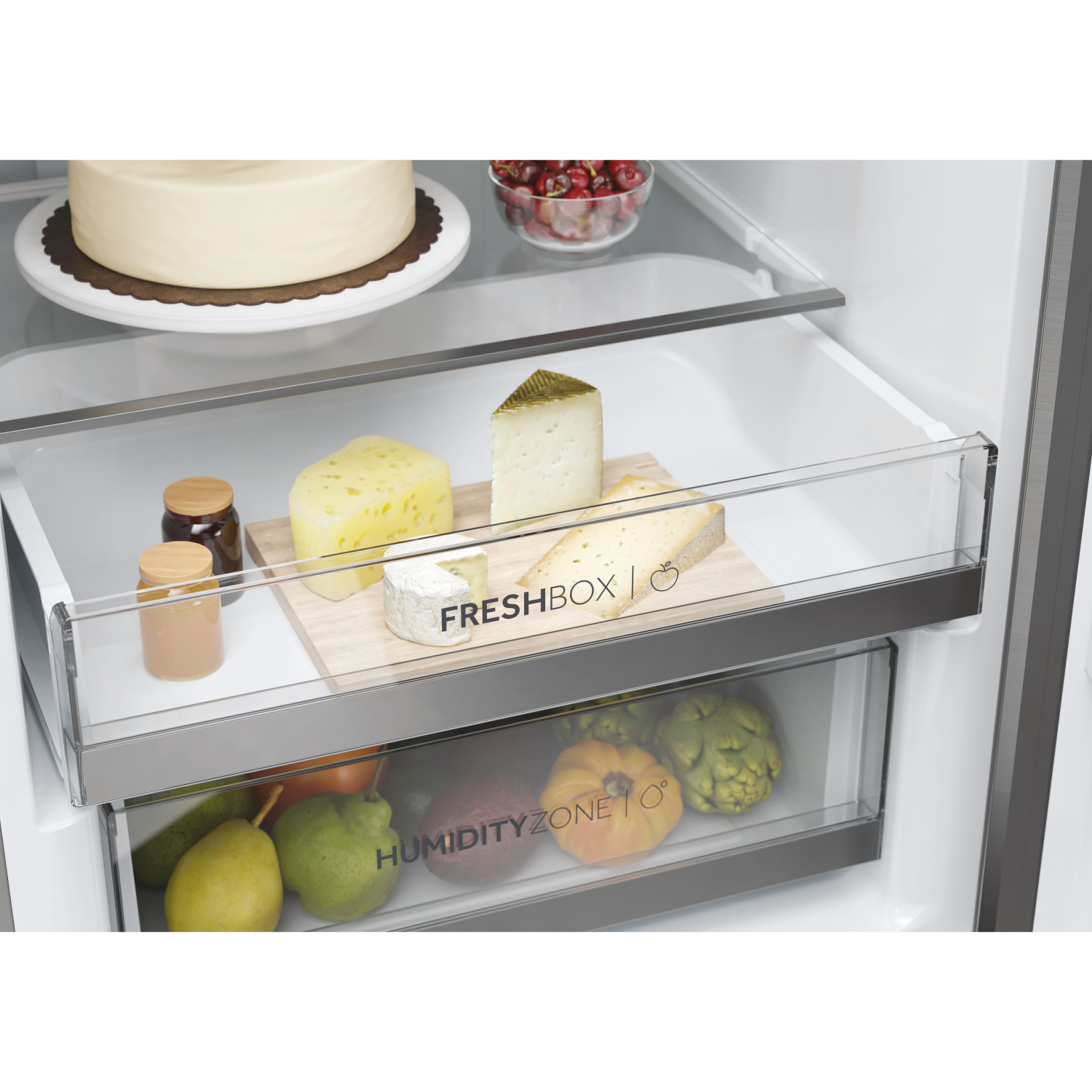 Im Kühlschrank, mit frischen Produkten in Schubladen: Käse, Obst und Gemüse.