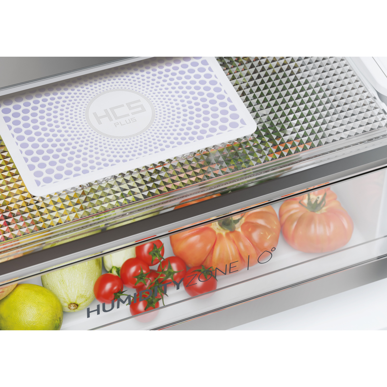 Kühlschrank Schublade mit Tomaten, Zucchini und anderem Gemüse.