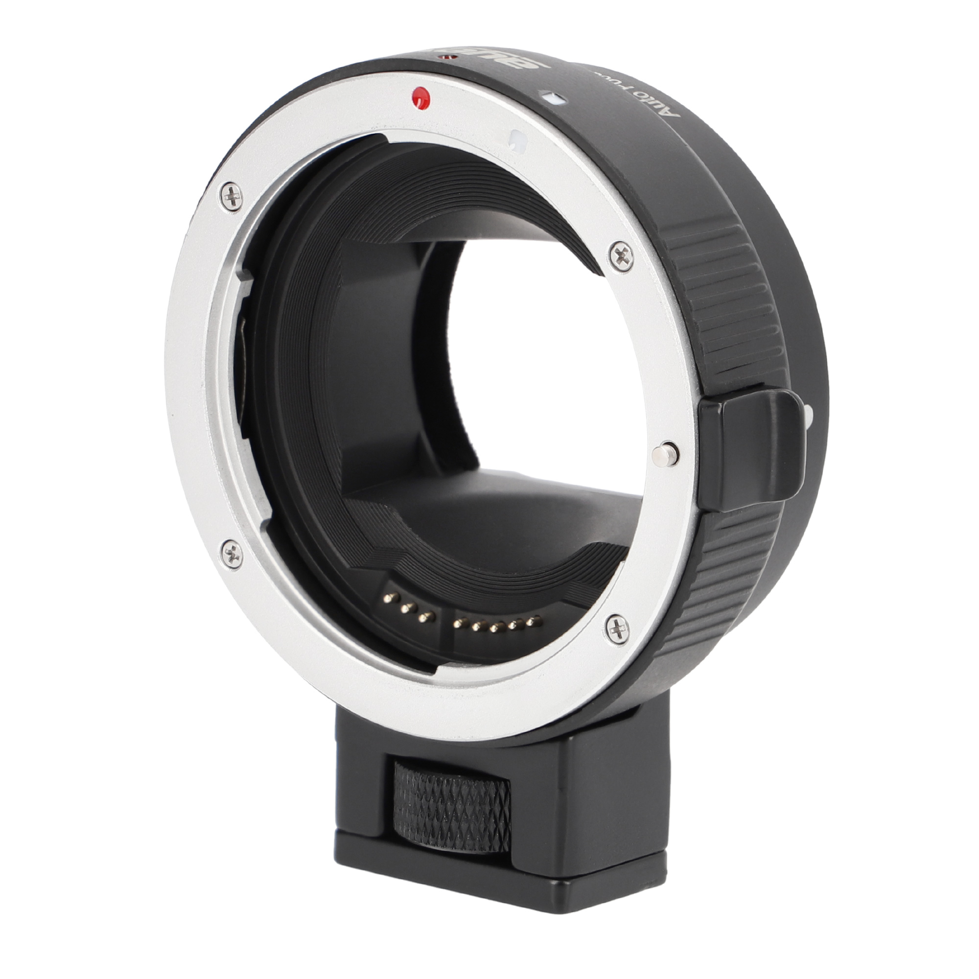 Schwarzer Objektivadapter mit silbernem Ring. Er hat eine kreisförmige Öffnung, mehrere Schrauben sind sichtbar.