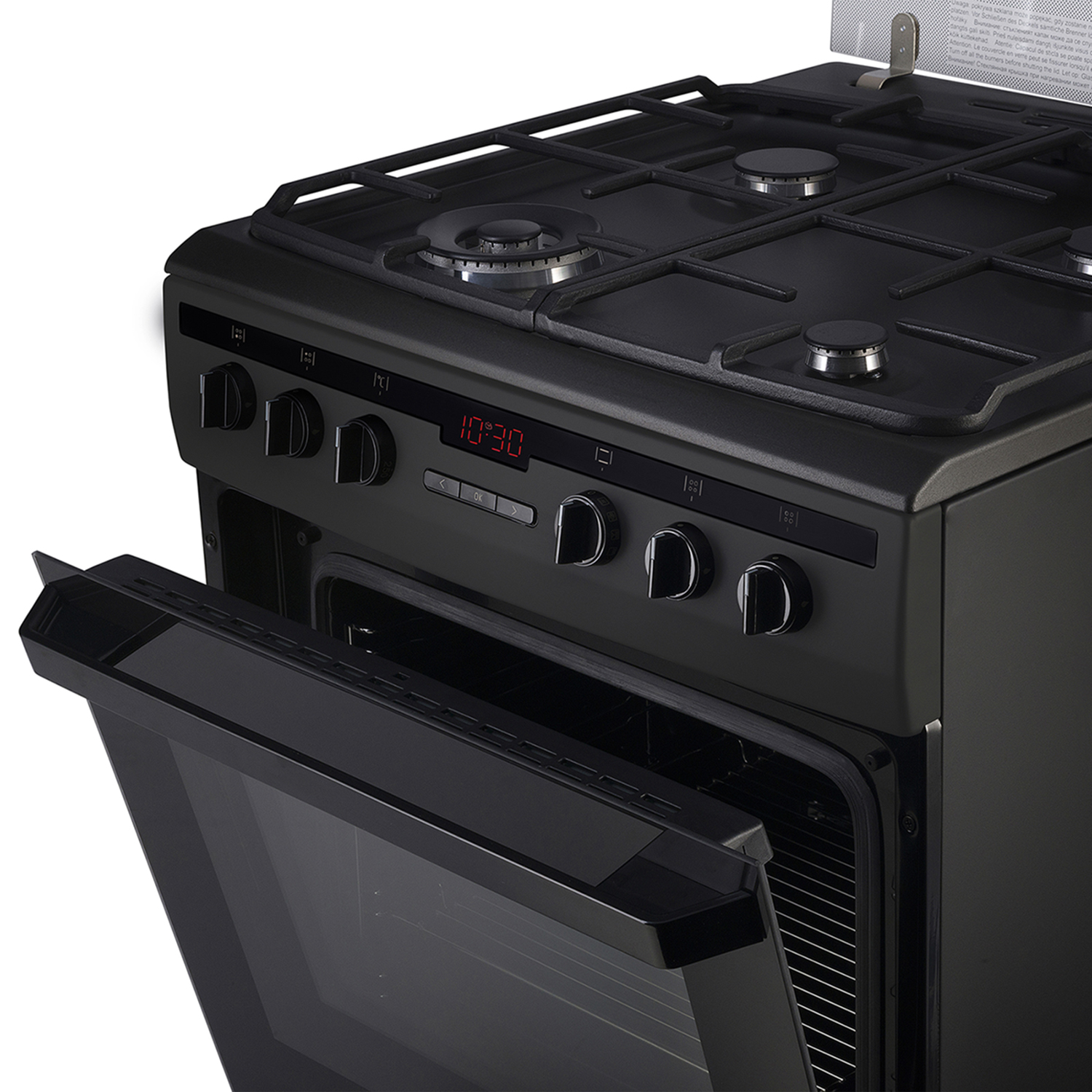 Zwarte oven met open deur, met de binnenkant en een digitale klok.