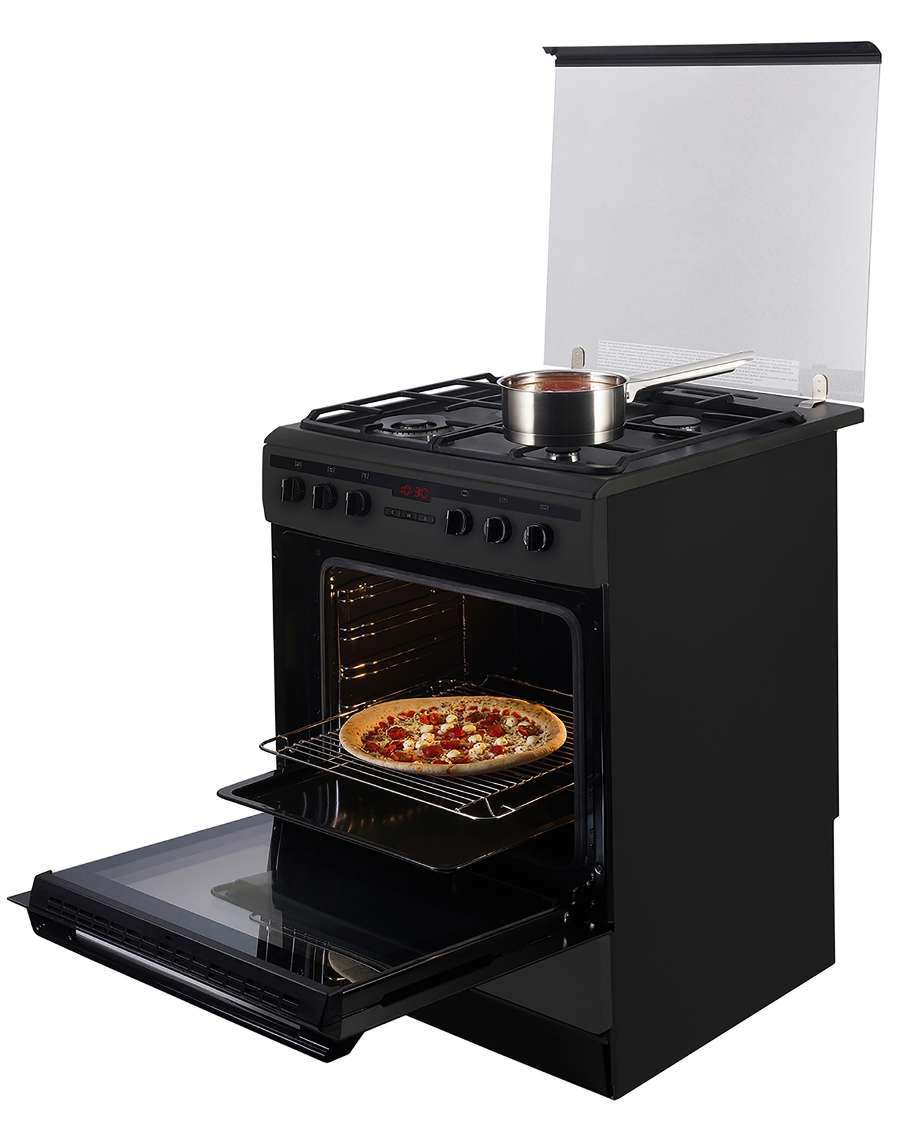 Zwarte oven met open deur en pizza. Een pan op de kookplaat.