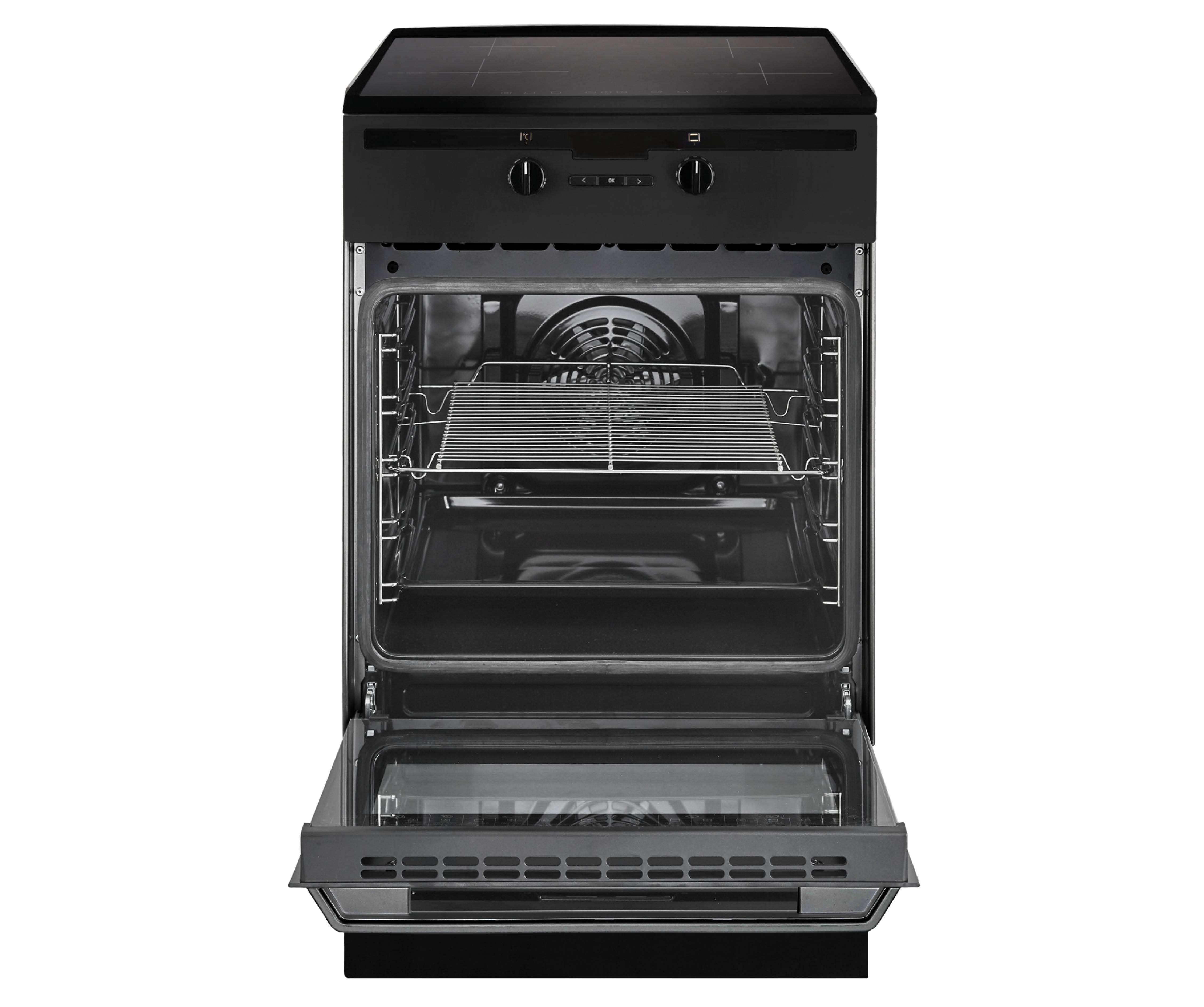 Zwarte oven met de deur open, de binnenkant tonend.
