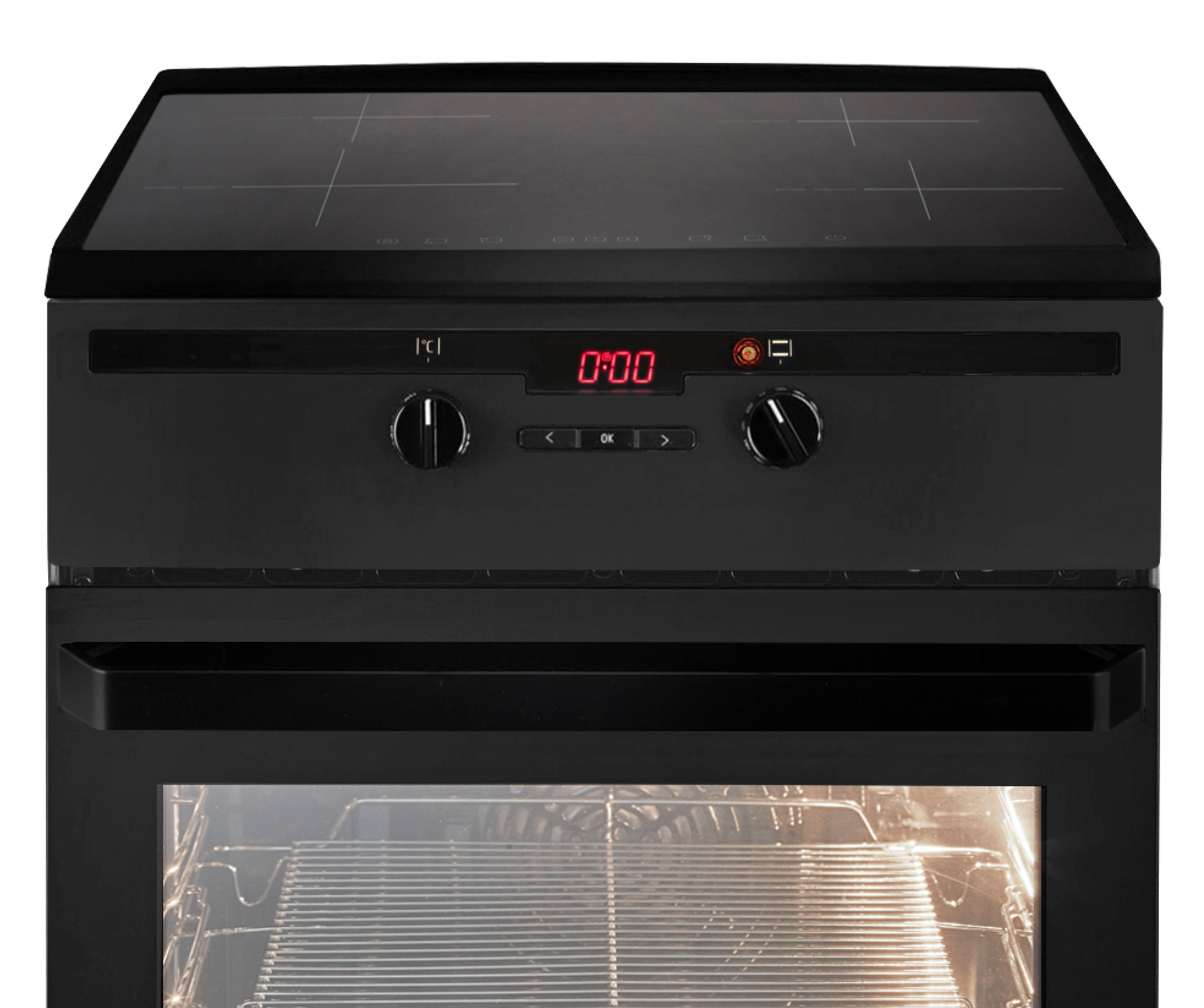 Zwarte oven met een inductiekookplaat. Een rode digitale display is zichtbaar. Het merk is niet zichtbaar.