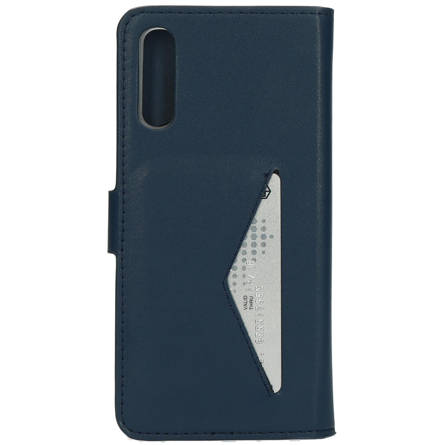 Blauwe telefoonhoes, met een kaartsleuf, die een creditcard toont.
