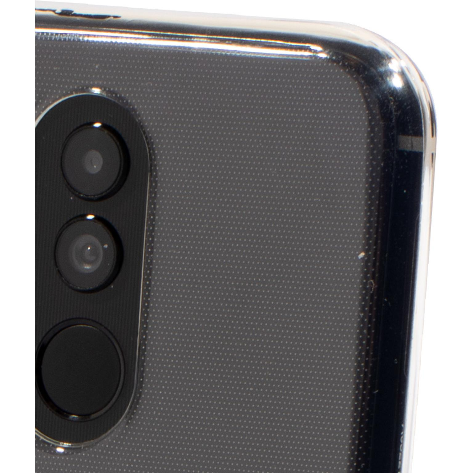 Close-up van de cameramodule van een telefoon in een transparante hoes. Het heeft drie lenzen en een zwart frame.