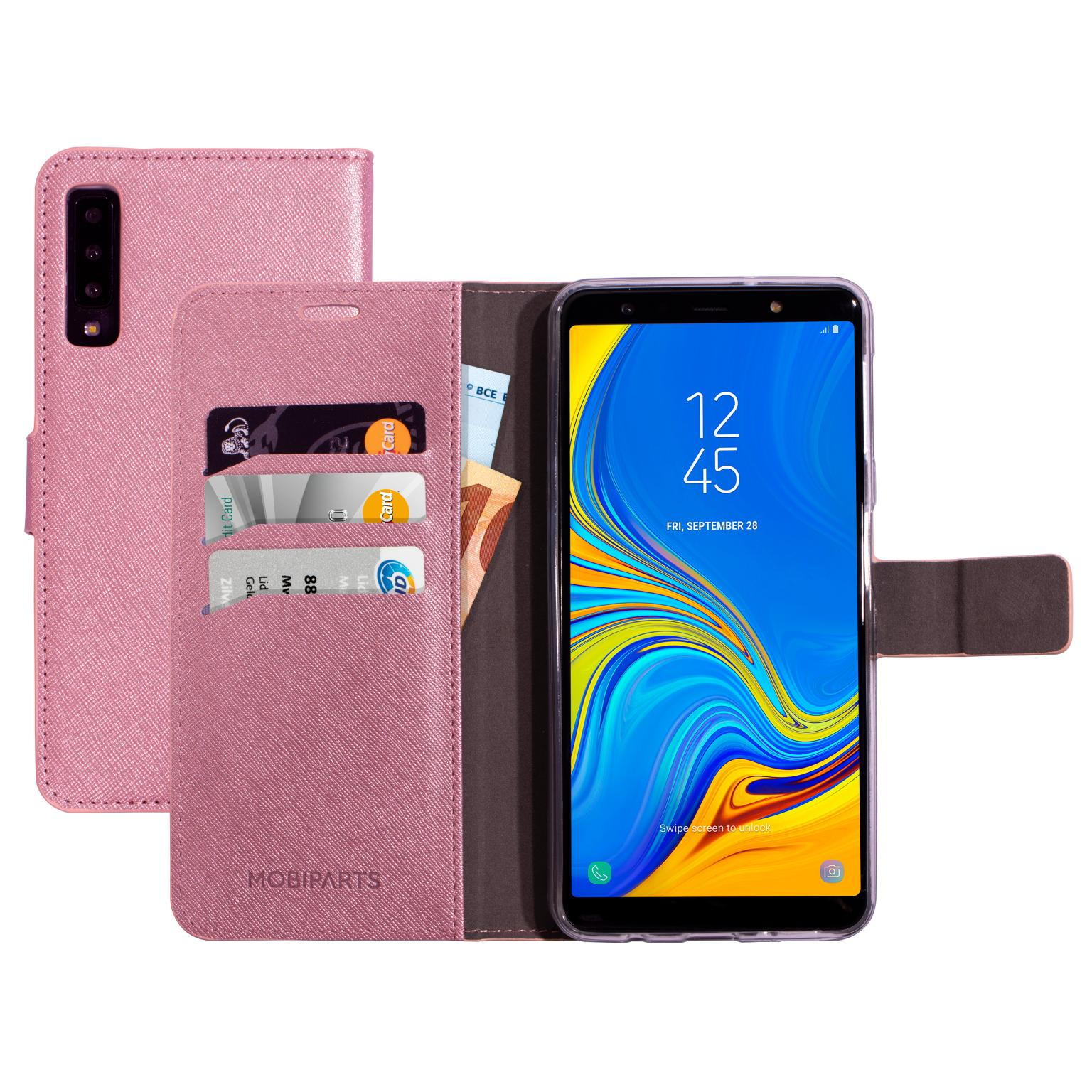 Roze telefoonhoesje, open, met kaartsleuven. Telefoon toont tijd en datum.