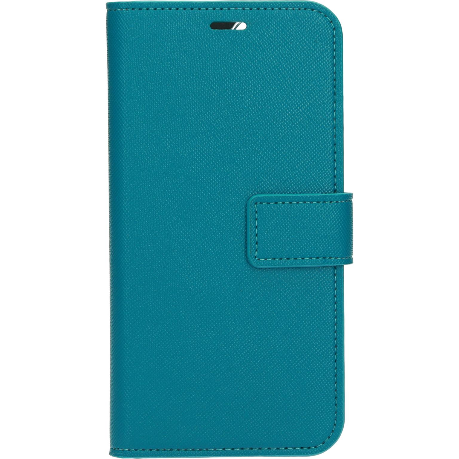 Blauwe telefoonhoes, gesloten, met magnetische sluiting, op een witte achtergrond.