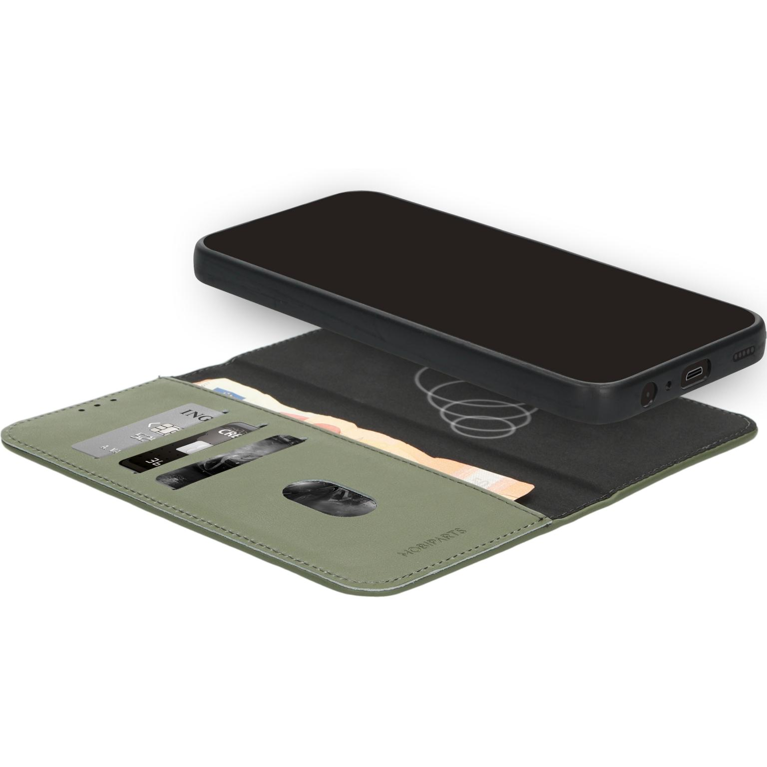 Open telefoonhoesje met telefoon en kaarten, met een groene buitenkant.