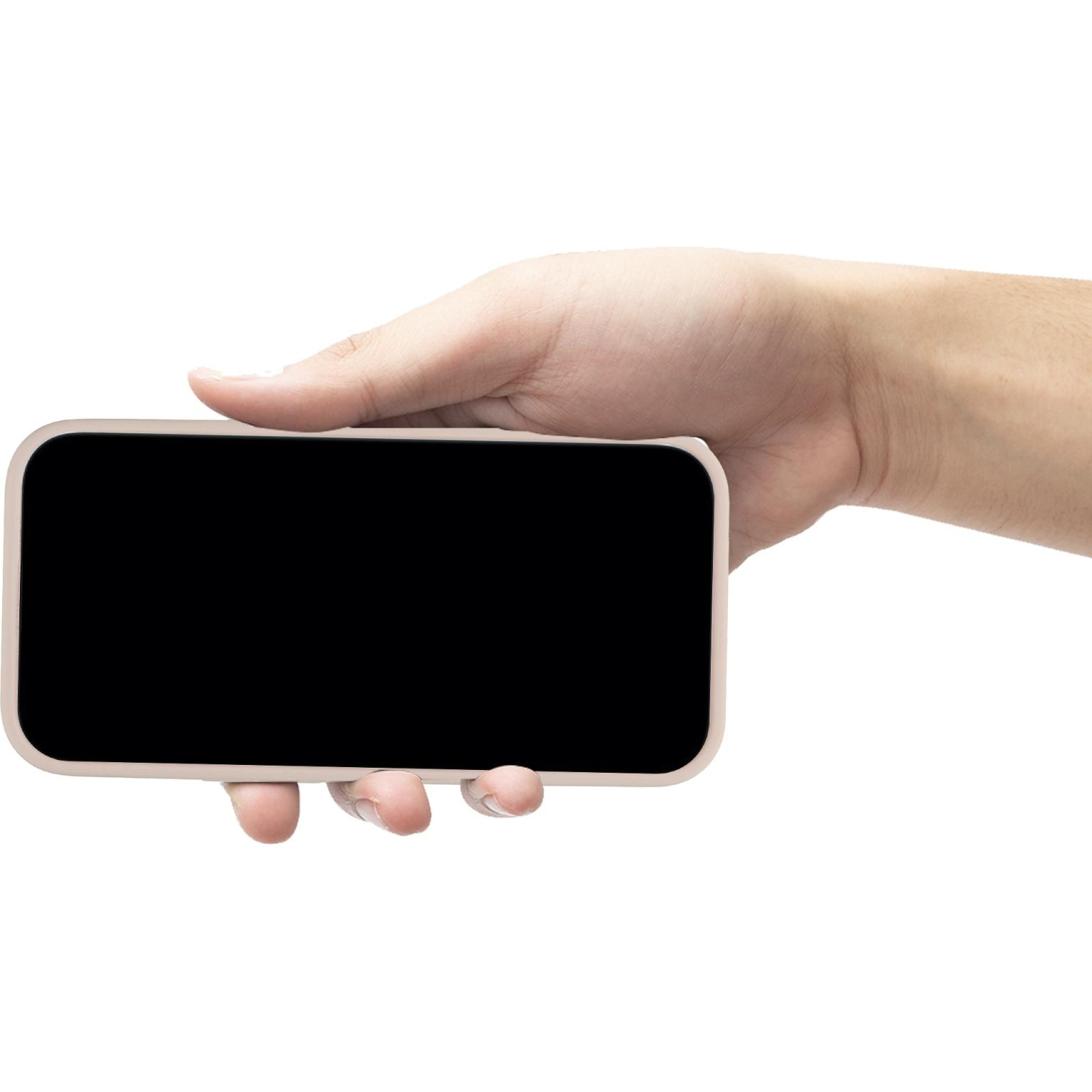 Hand die een telefoon met zwart scherm vasthoudt, omringd door een beige hoes, witte achtergrond.
