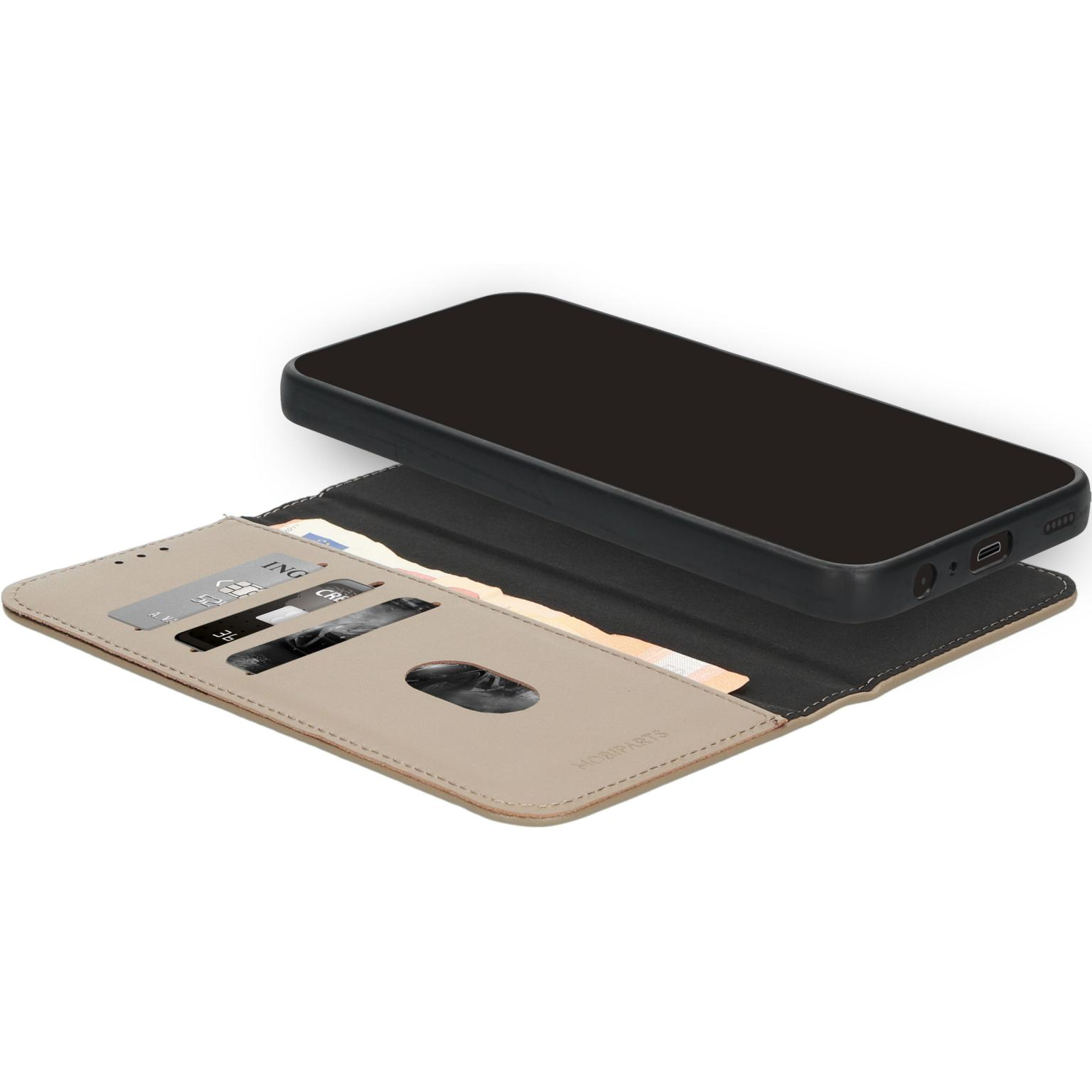 Telefoon in beige portefeuillehoes met kaarten en geld zichtbaar. Geopend op wit oppervlak.