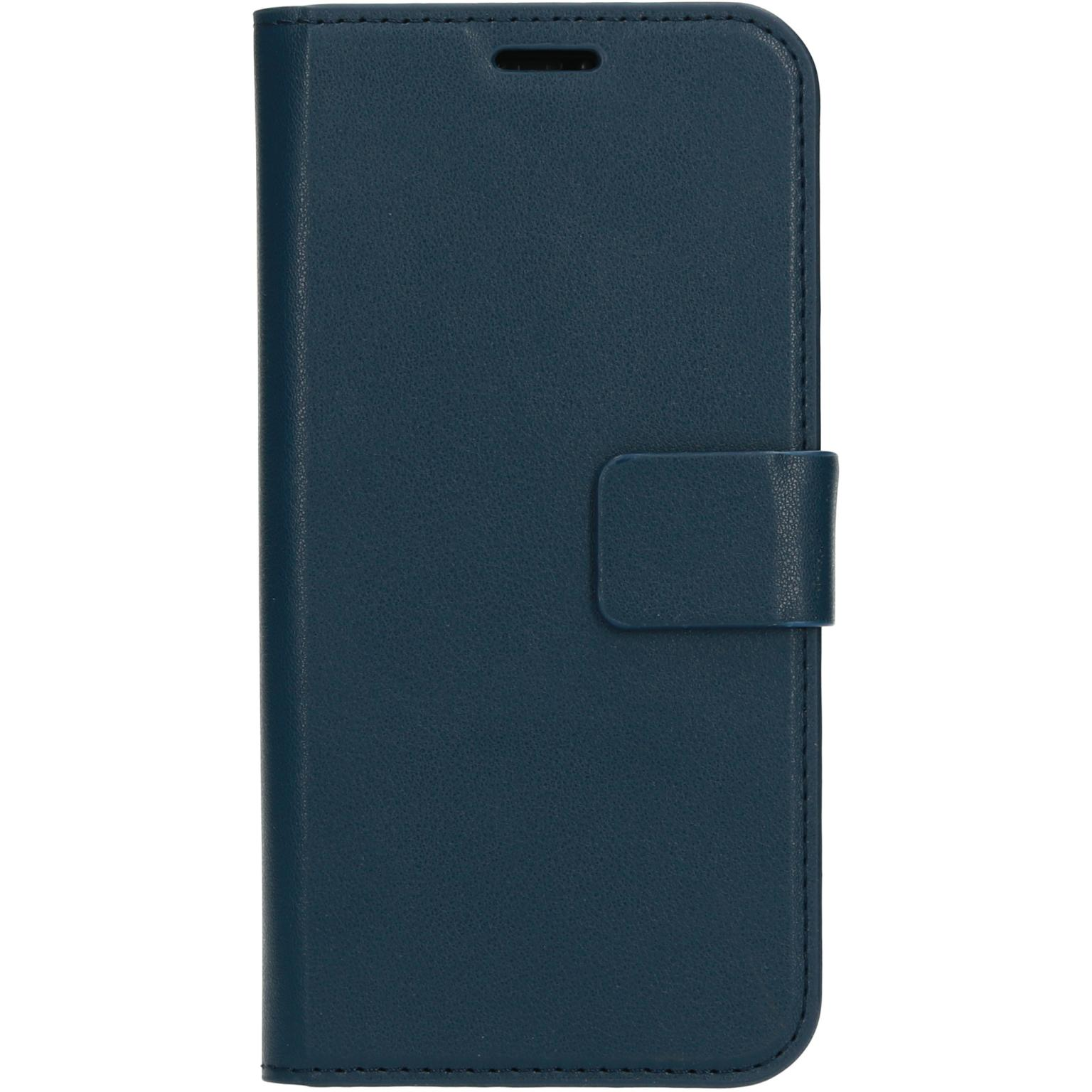 Een blauwe telefoonhoes met flap en magnetische sluiting.