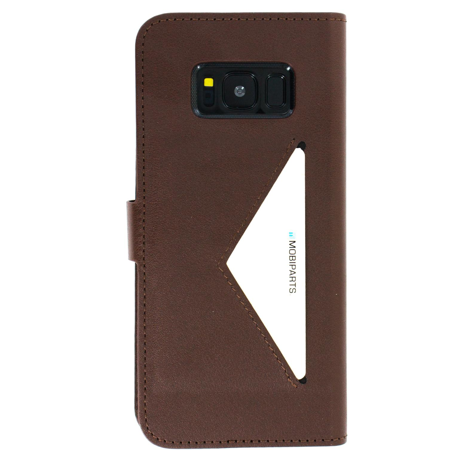 Bruine leren telefoonhoes met kaartsleuf en kaart. Mobiparts logo. Witte achtergrond.