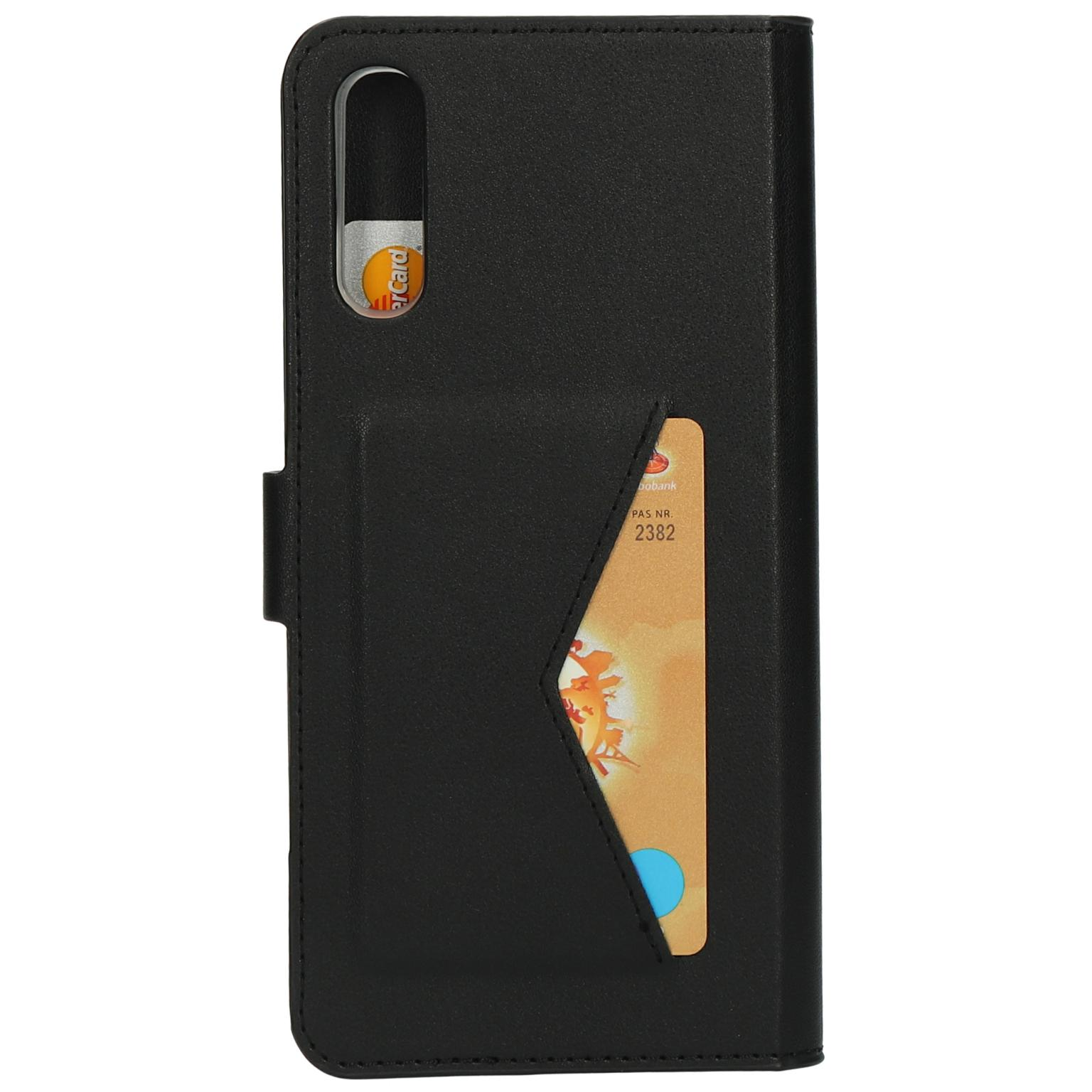 Zwarte telefoonhoes met kaartsleuven. Creditcards zichtbaar. Witte achtergrond.