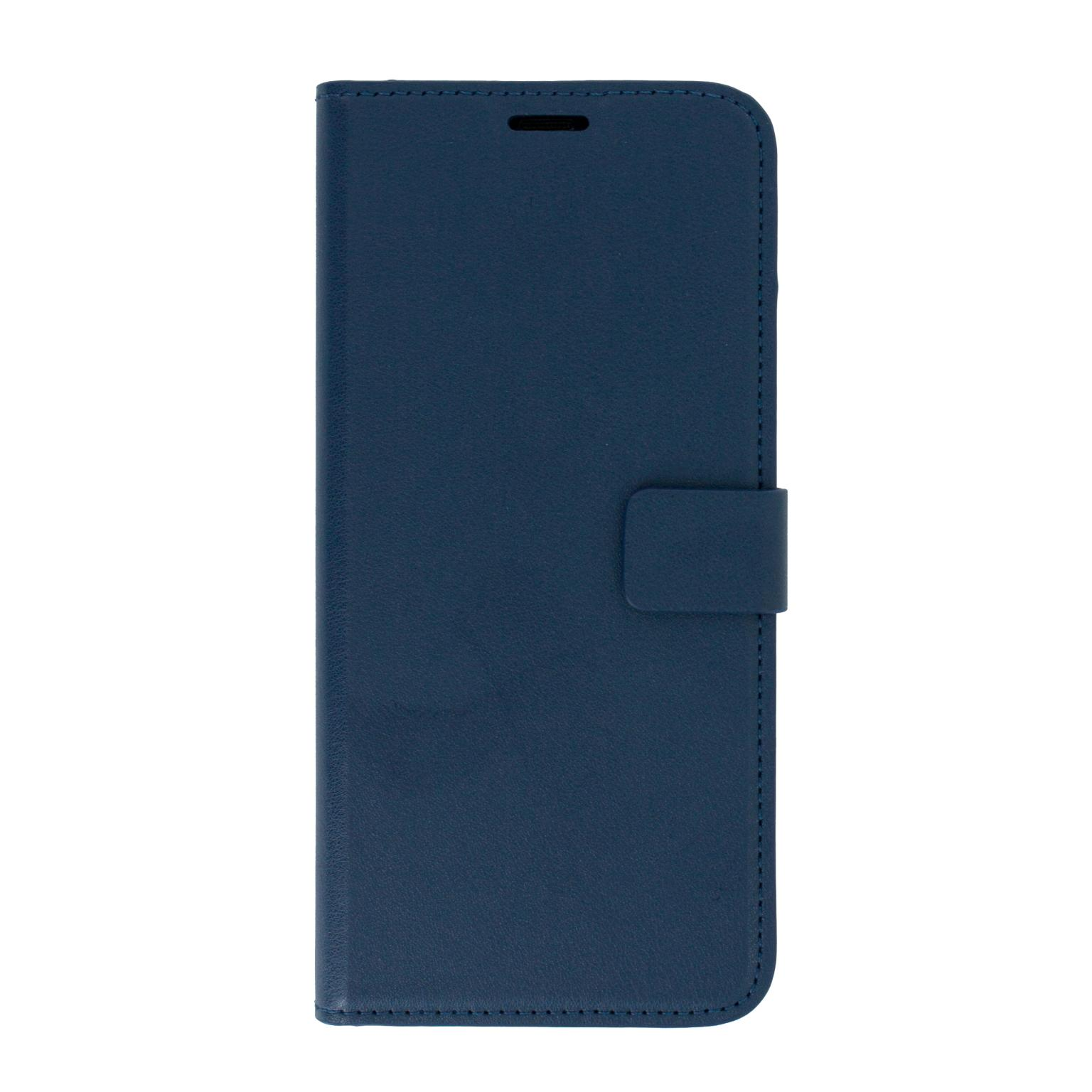 Donkerblauwe telefoonhoes, gesloten, met magnetische sluiting, op een witte achtergrond.