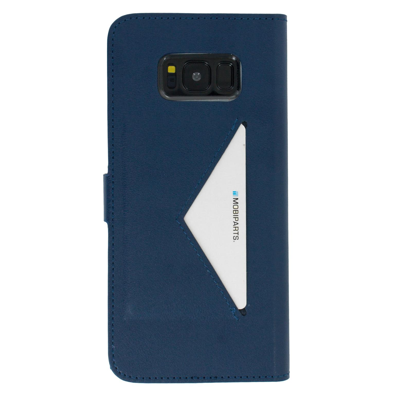 Blauwe telefoonhoes met kaart in de sleuf, achterkant zichtbaar.