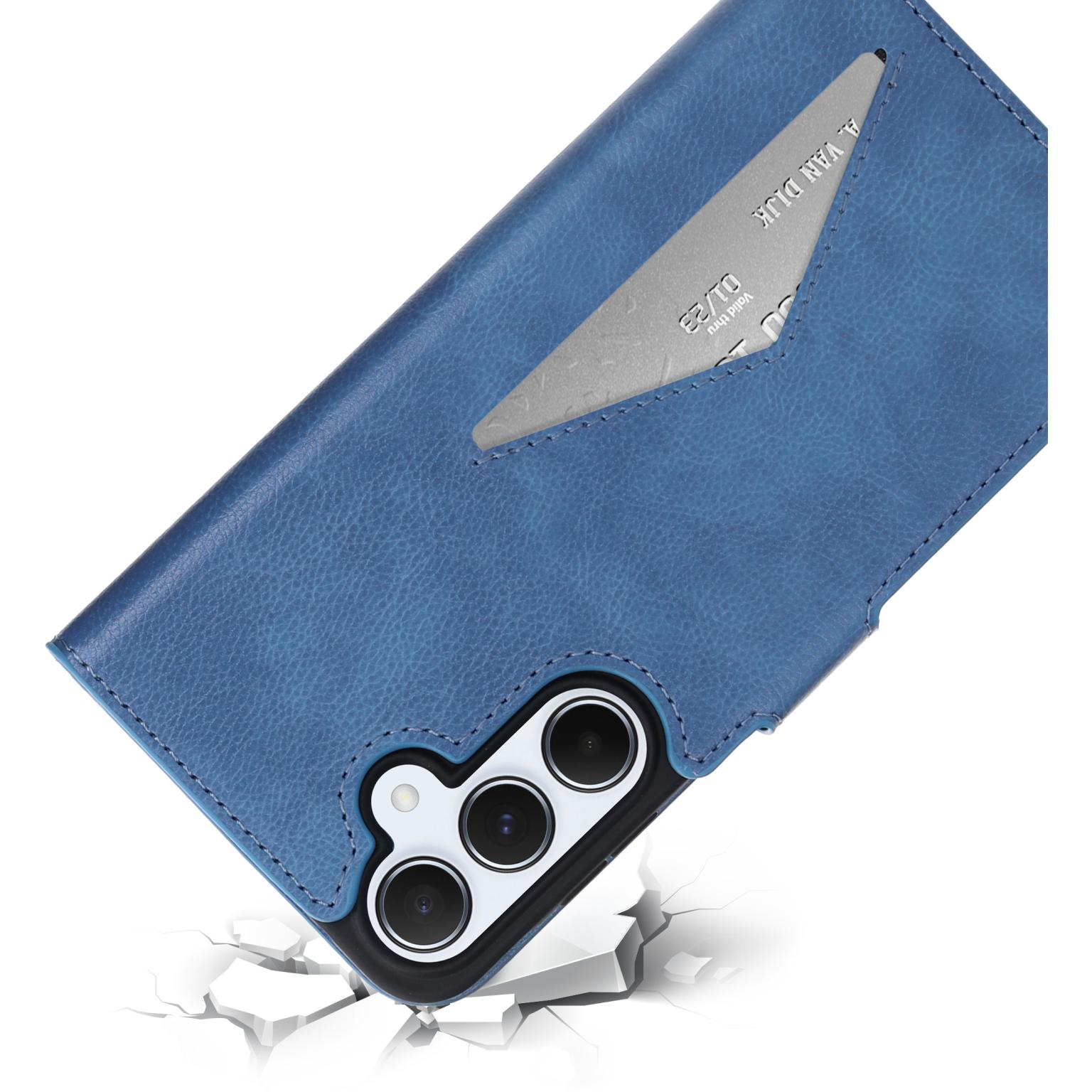 Blauw telefoonhoesje met drie cameralenzen. Witte achtergrond, beschadigd oppervlak.