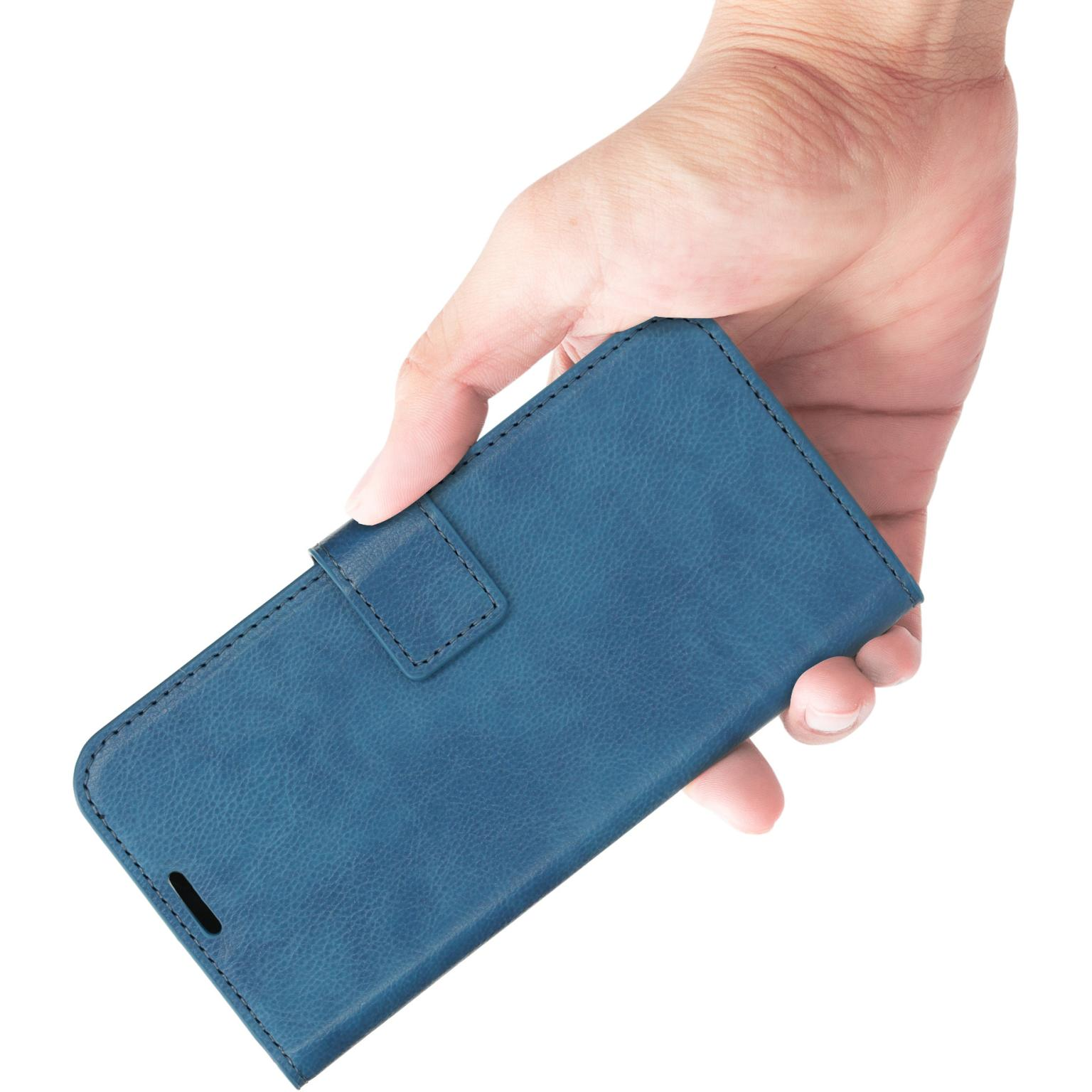 Hand die een blauwe telefoonhoes vasthoudt. De hoes is gesloten, met een magnetische sluiting.