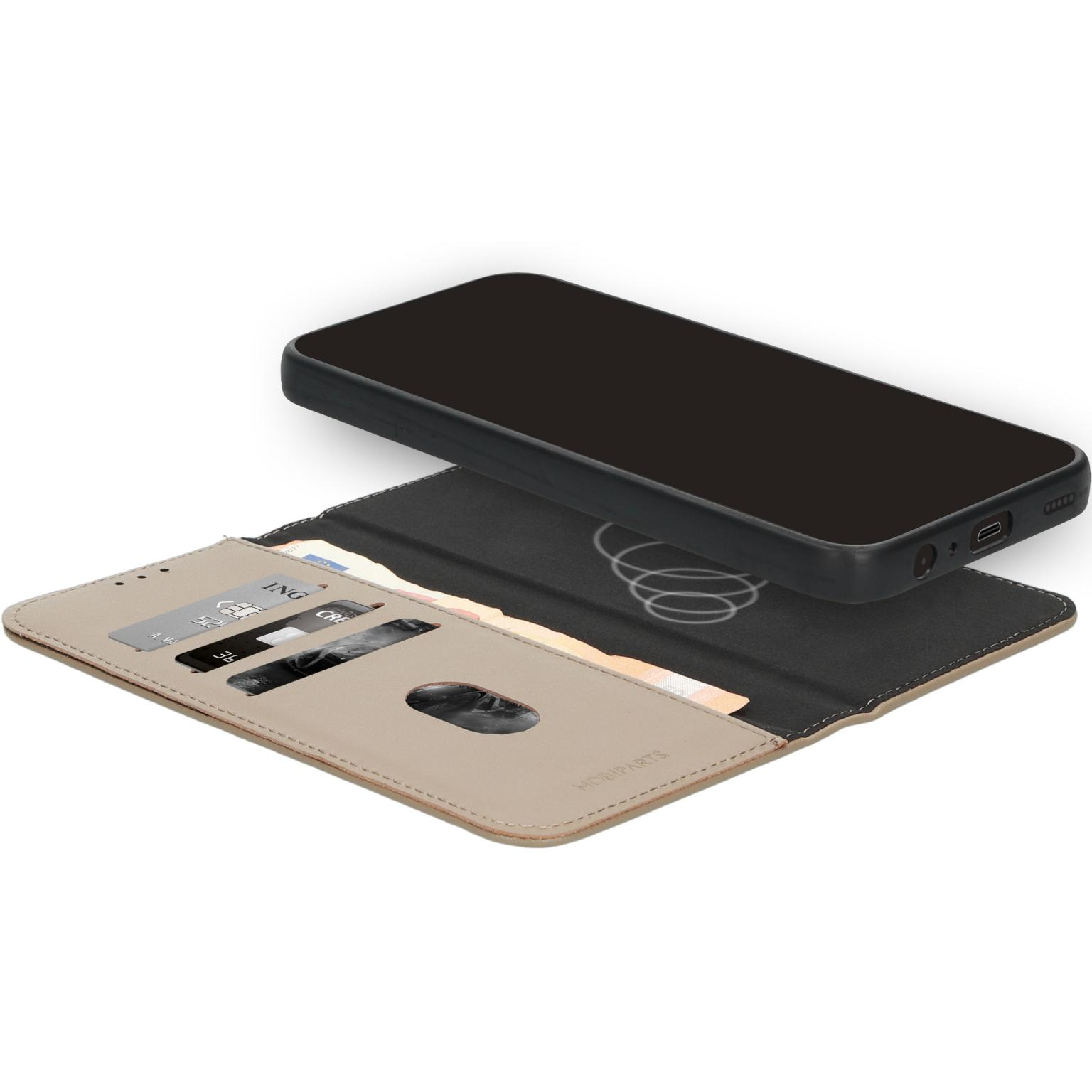 Telefoon in beige walletcase, open. Kaarten binnenin, Mobiparts logo. Zwarte telefoon.