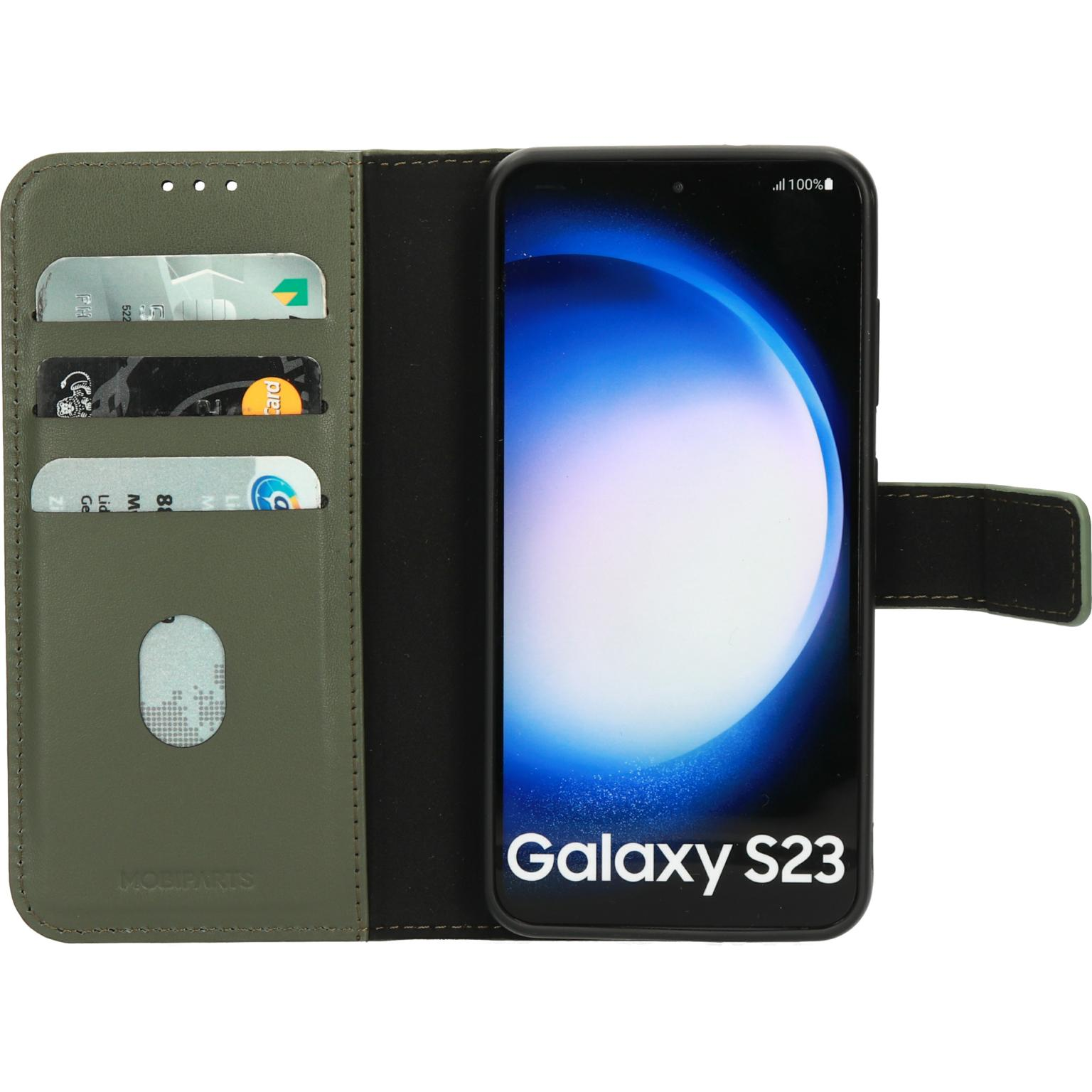 Groene telefoonhoes met telefoon erin. Scherm: 'Galaxy S23'. Kaartsleuven zichtbaar.