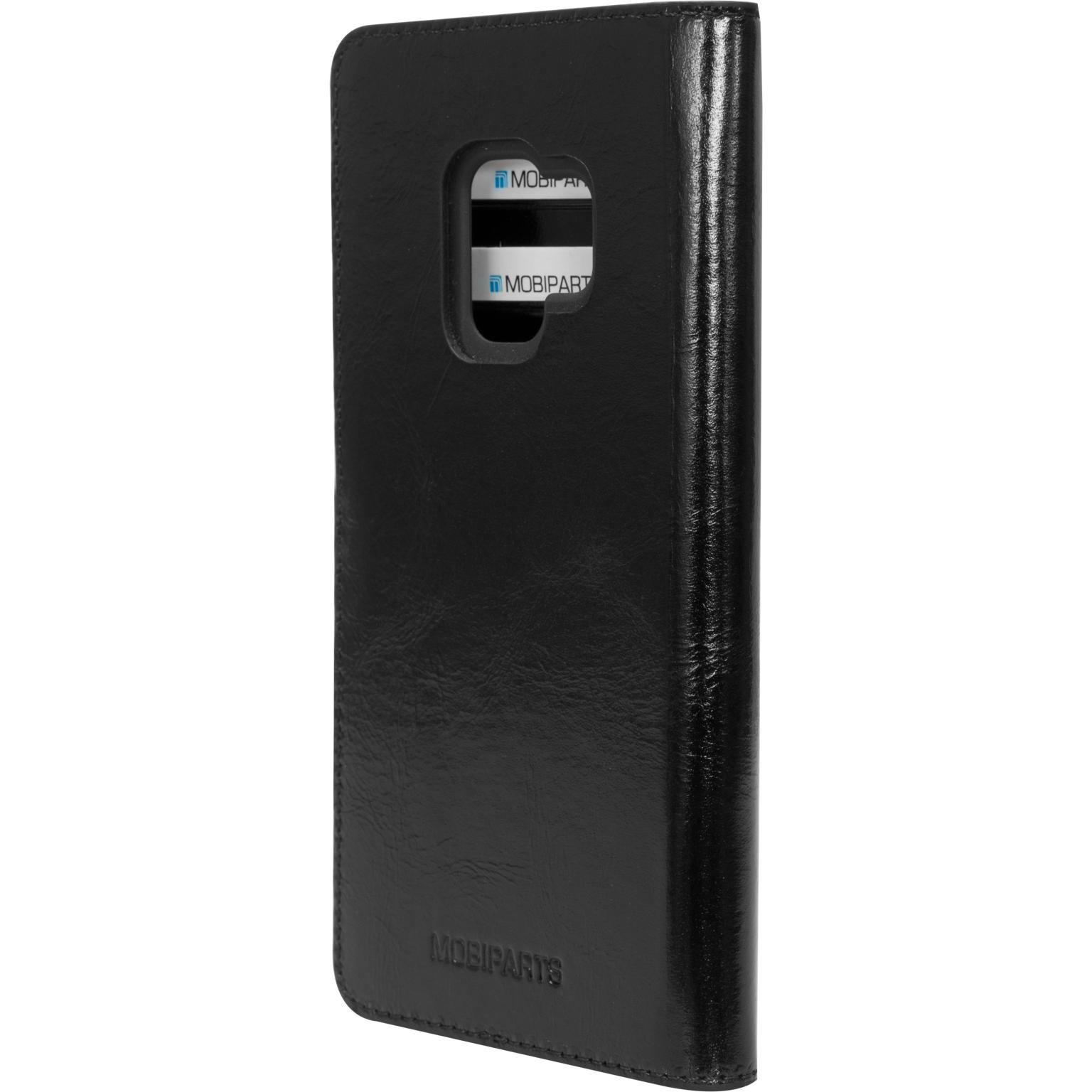 Een zwarte telefoonhoes, gesloten, met een uitsparing voor de camera.