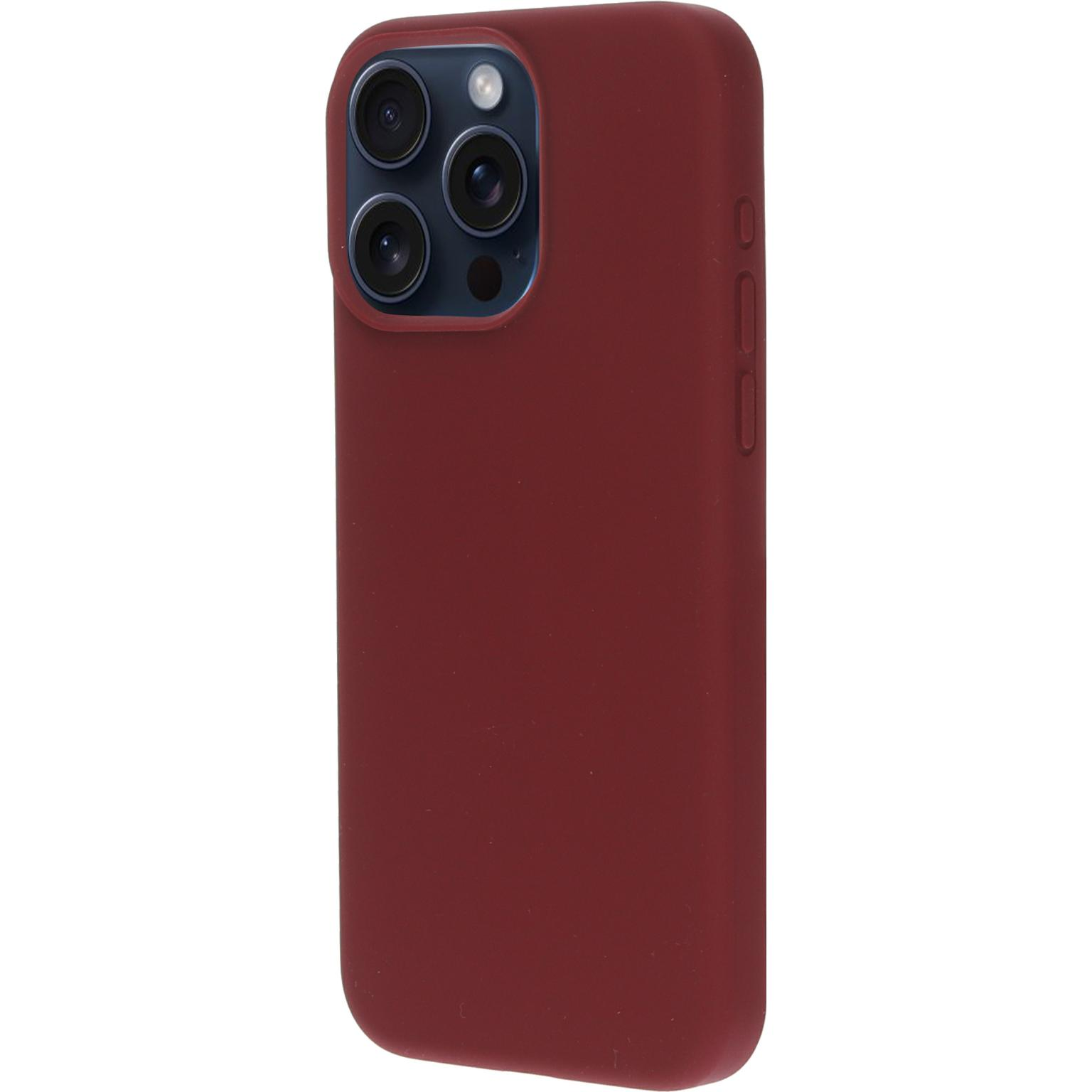 Rode telefoonhoes met drie lenzen. De telefoon zit in de hoes, de camera is zichtbaar.