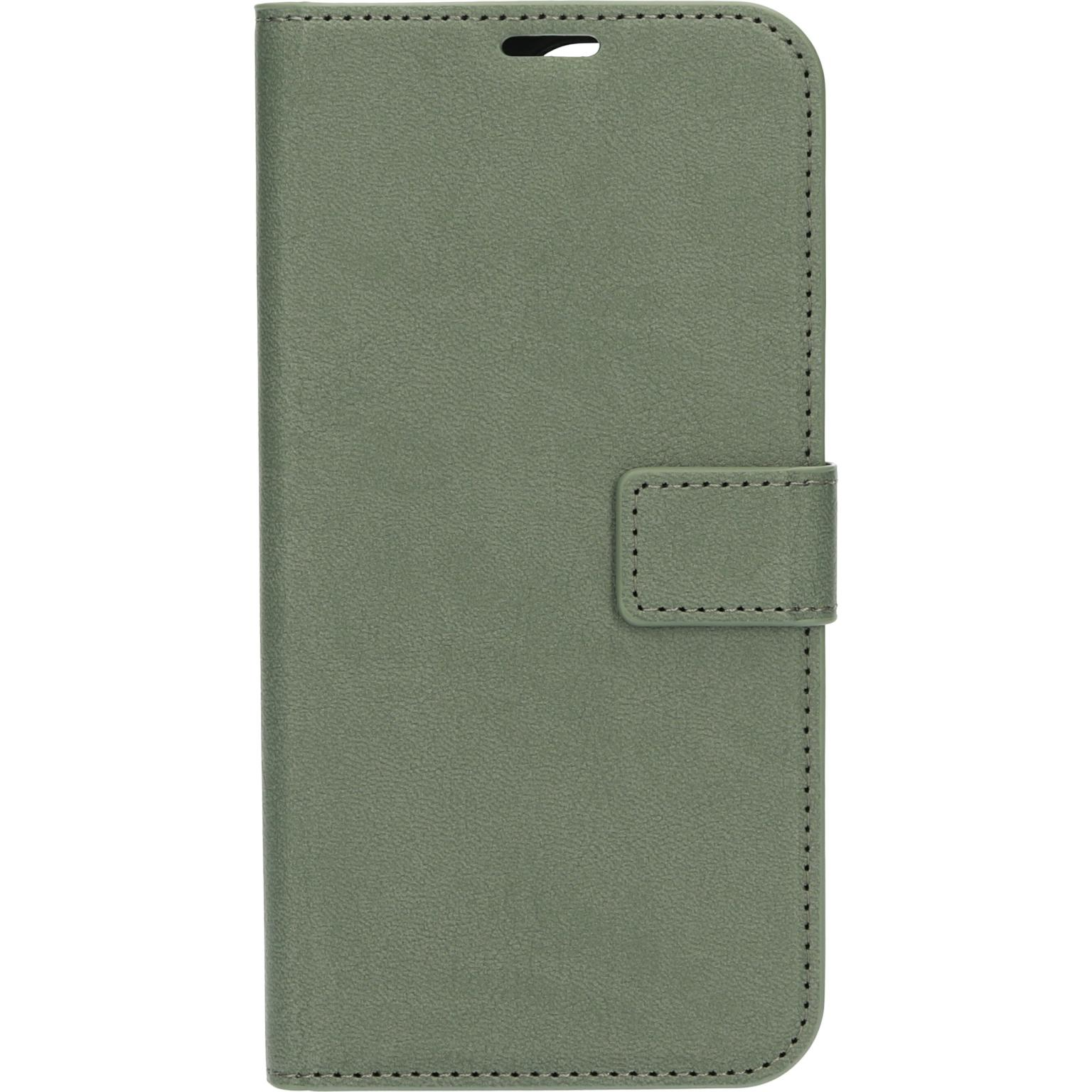 Een olijfgroene telefoonhoes wordt getoond. Het heeft een knop en een naad. De hoes is gesloten.